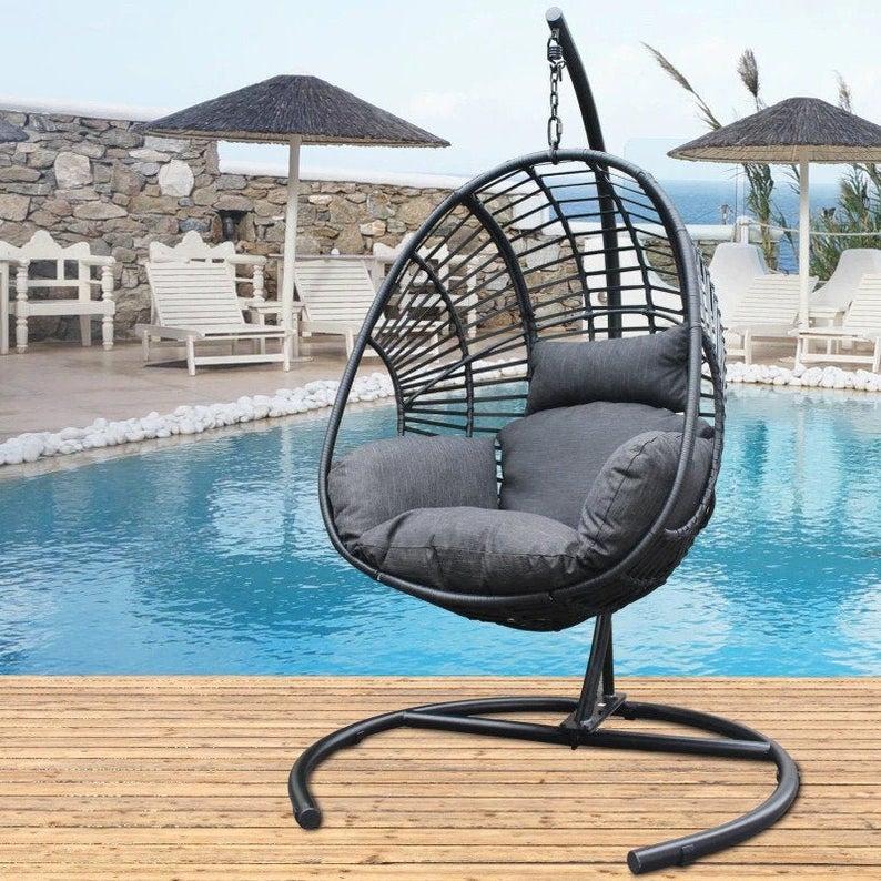 Cadeira de balanço tipo rede de vime, estilo ovo, para uso externo, no quintal ou em ambientes internos, com suporte e capa de chuva inclusa.