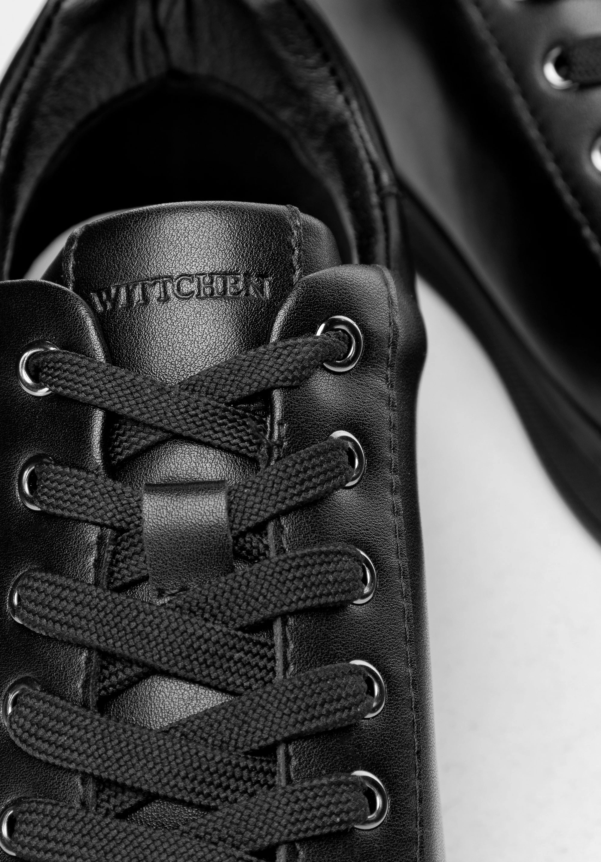 Damskie sneakersy skórzane na platformie czarne