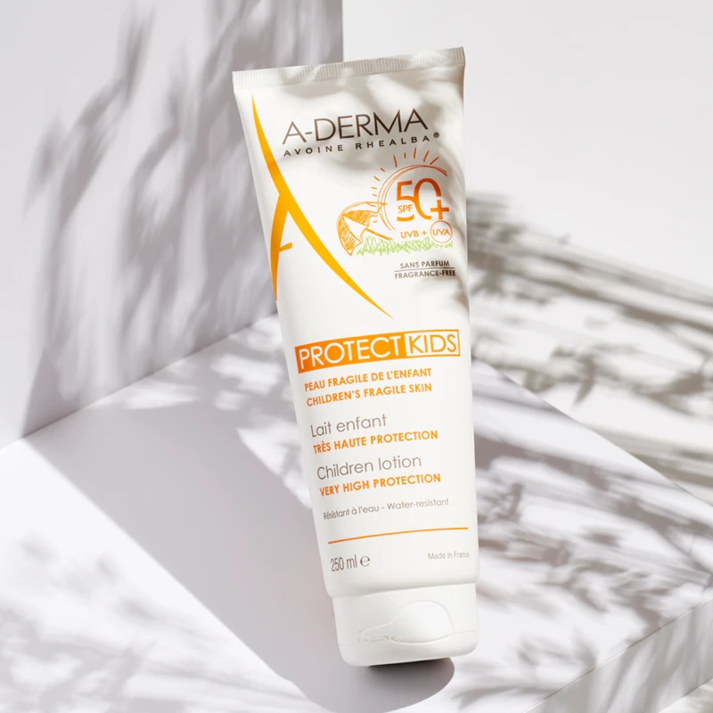 A-Derma Protect Kids bērnu losjons ar aizsargājošu saules aizsargkrēmu bērniem ar SPF 50+