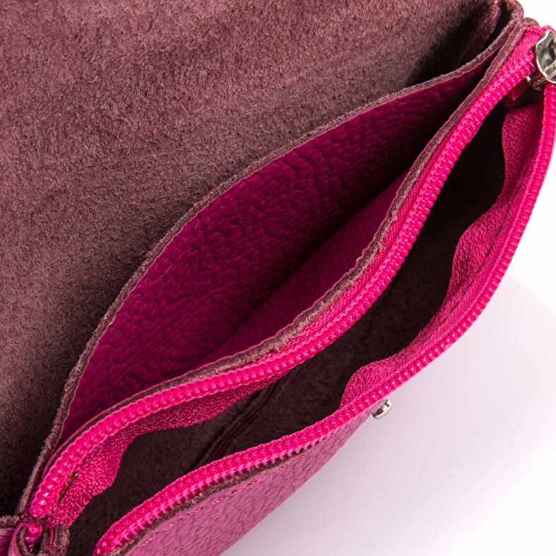 Carteras y bolsos en color rosa.