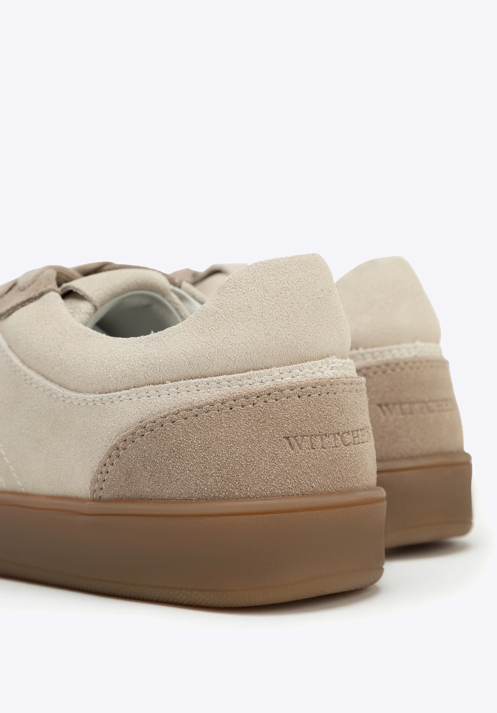 Zamszowe sneakersy z kontrastowymi elementami beżowe