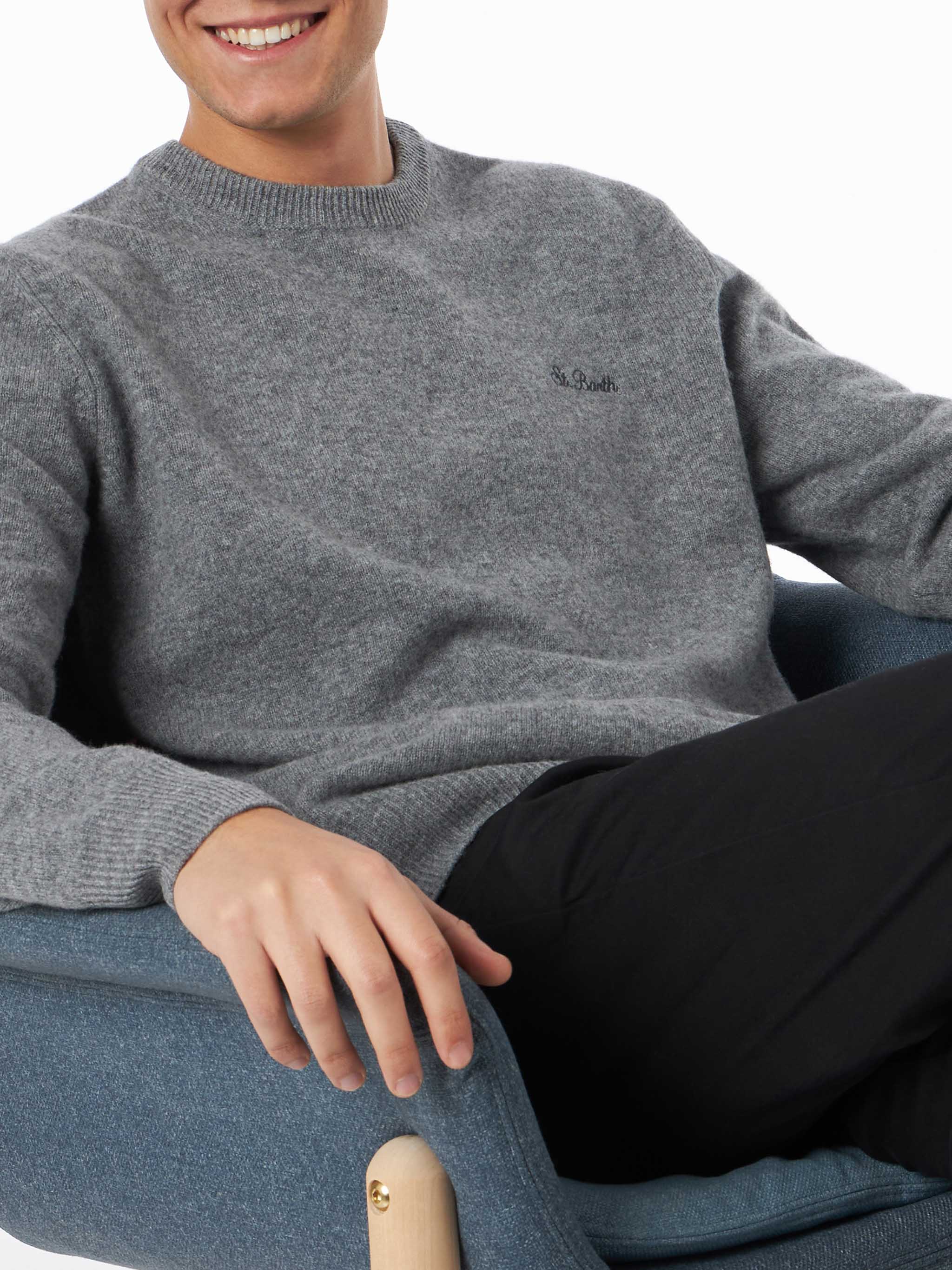 Grauer Herrenpullover mit Rundhalsausschnitt und St.-Barth-Stickerei