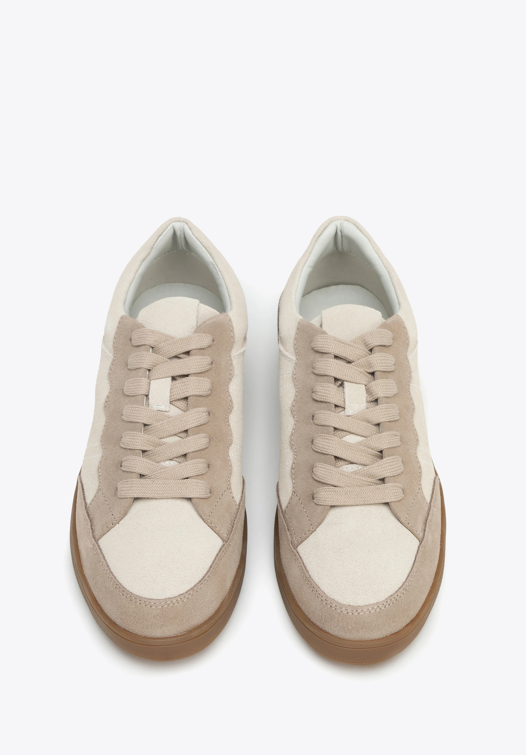 Zamszowe sneakersy z kontrastowymi elementami beżowe