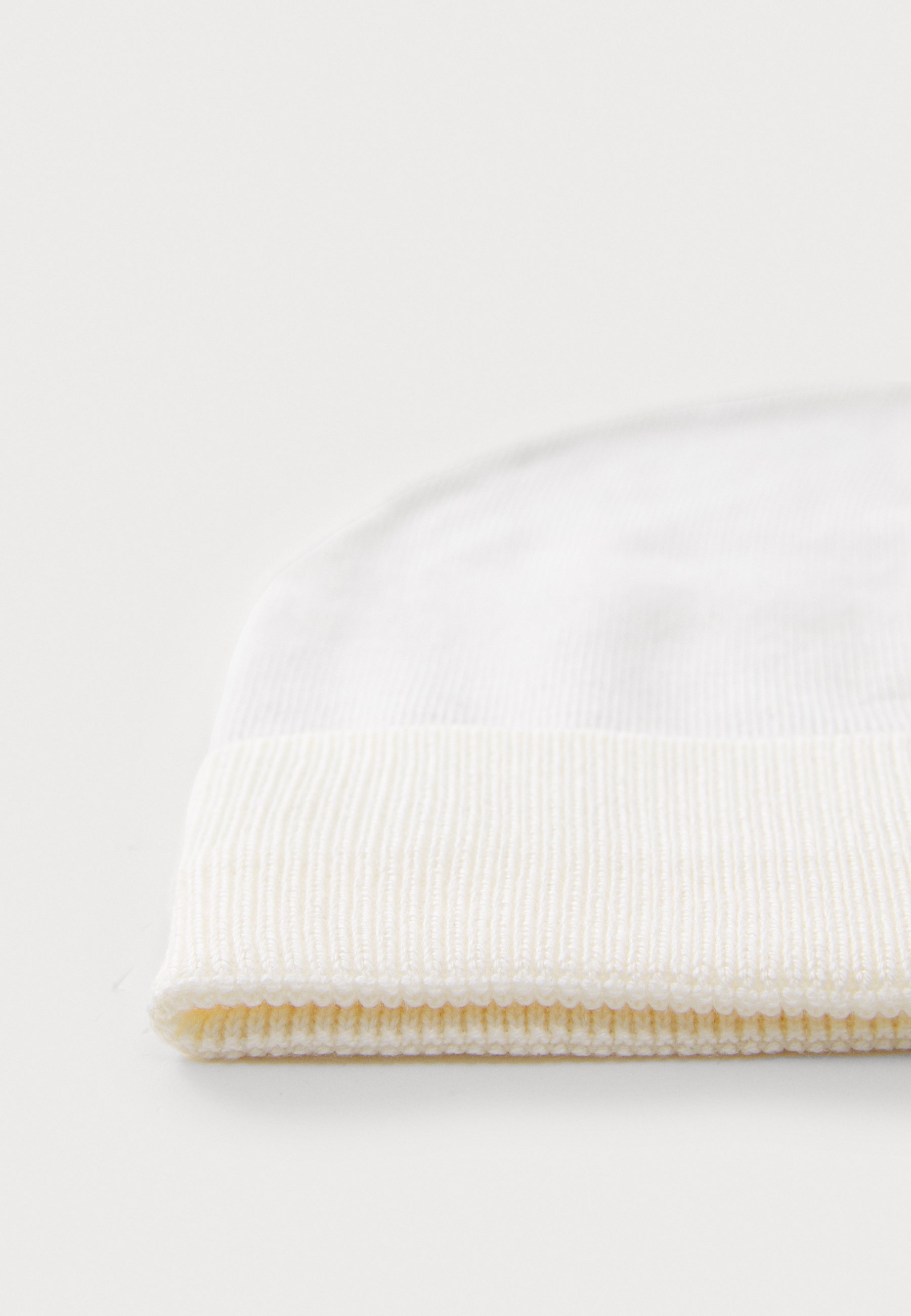 EA7 Emporio Armani MOUNTAIN VISIBILITY BEANIE UNISEXE - Bonnet - vanille glacée/noir