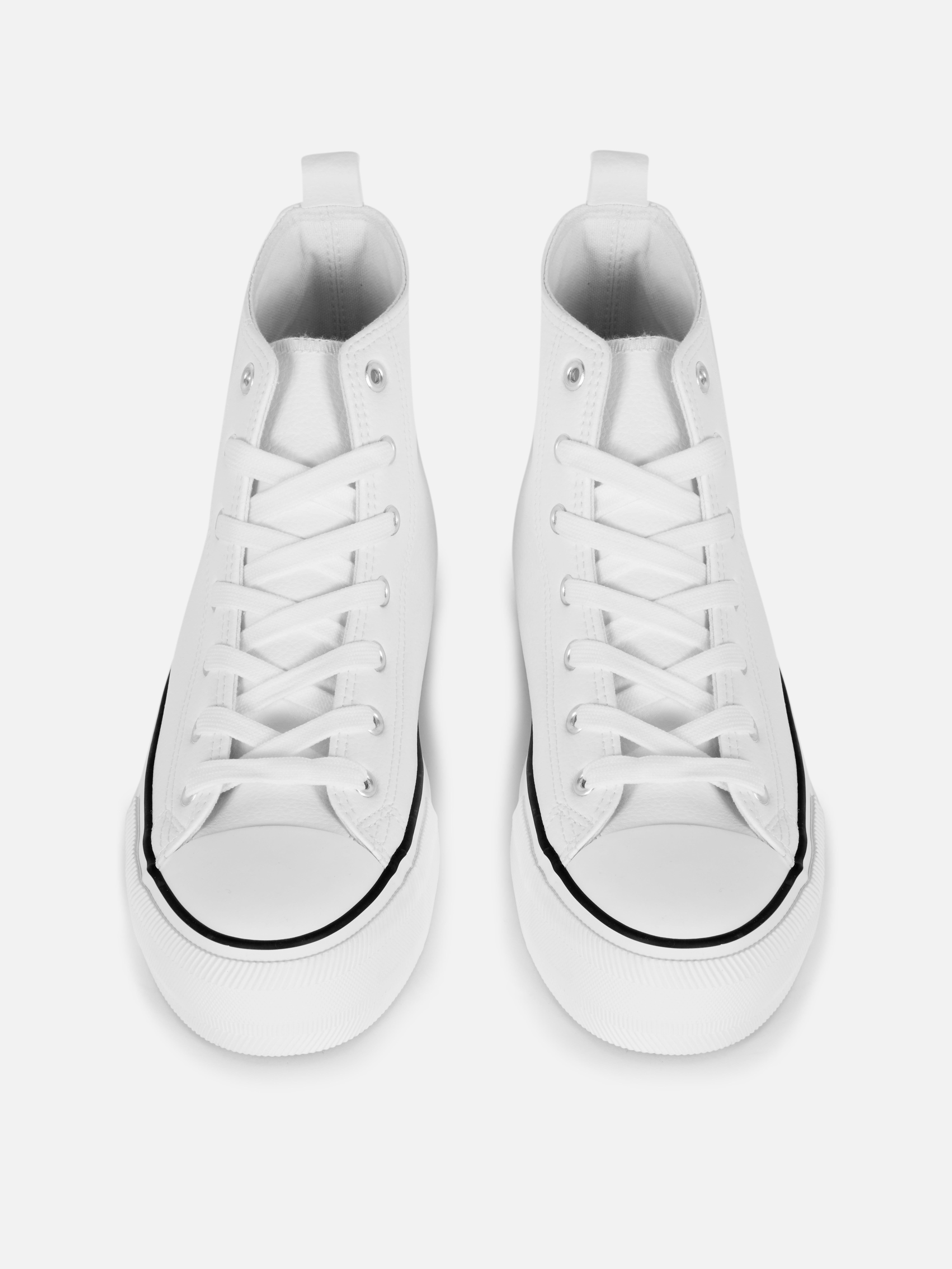 Sneakers alte in similpelle con suola platform. Dona un tocco di stile al tuo outfit con queste sneakers alte in similpelle.