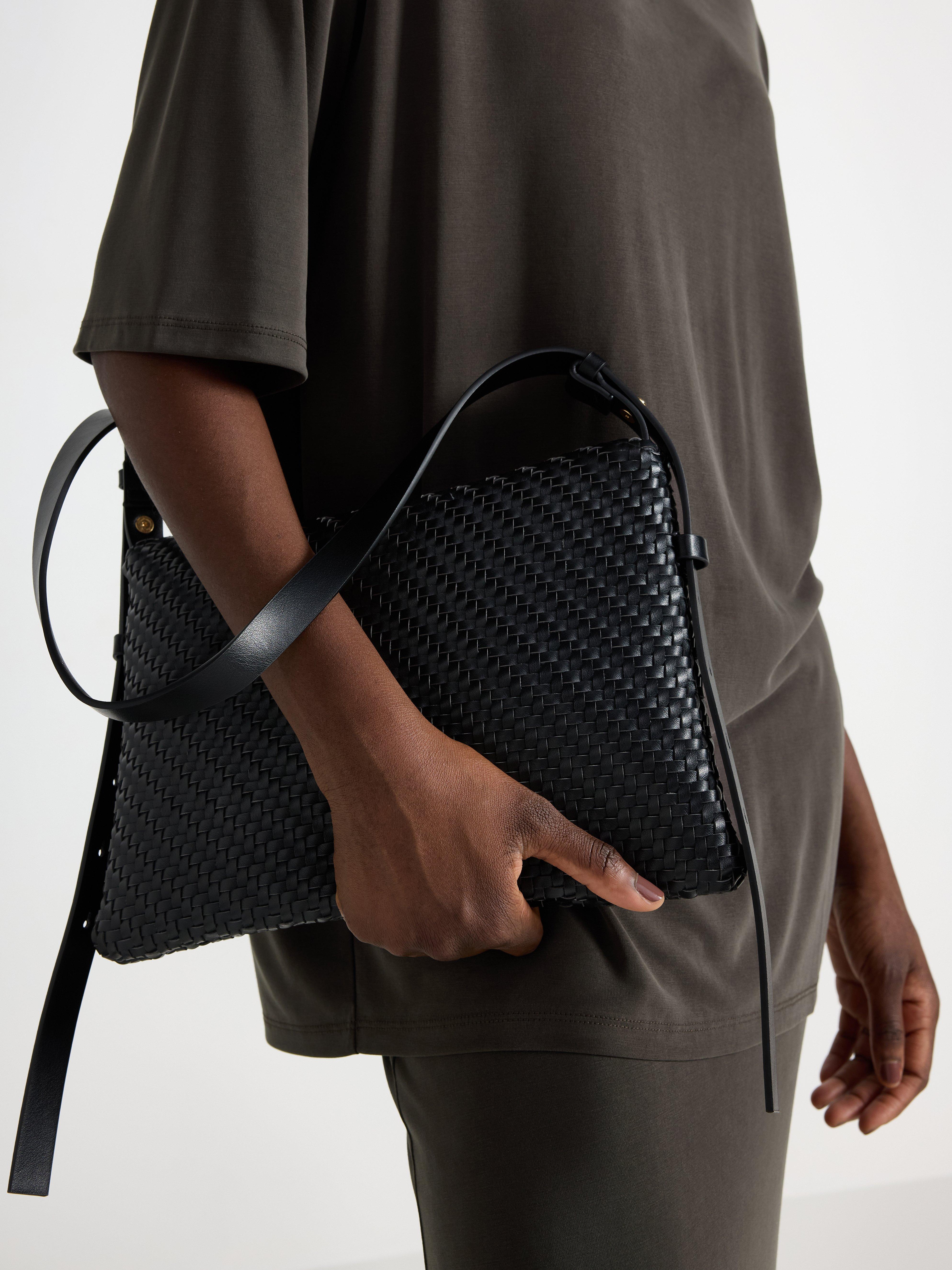 Bolso trenzado de imitación de piel negro.