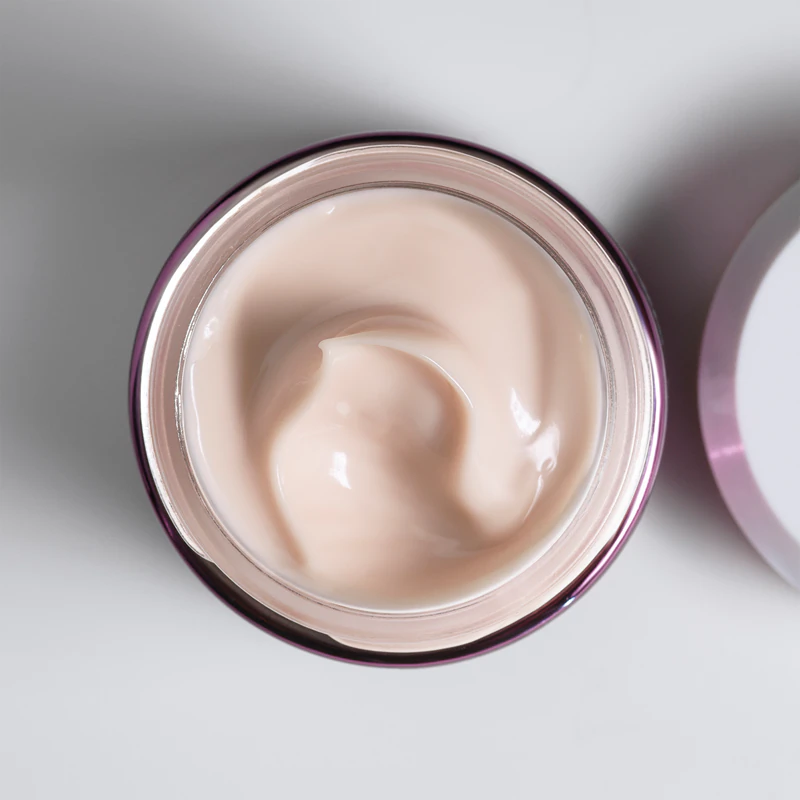 creme Sisley Black Rose Skin Infusion é um luxuoso creme iluminador que suaviza e firma a pele, prevenindo rugas.