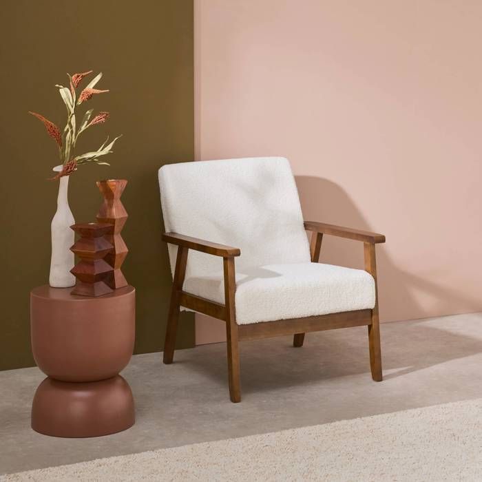 Sillón escandinavo ISAK en madera de caucho teñida de nogal claro con estampado bouclé.