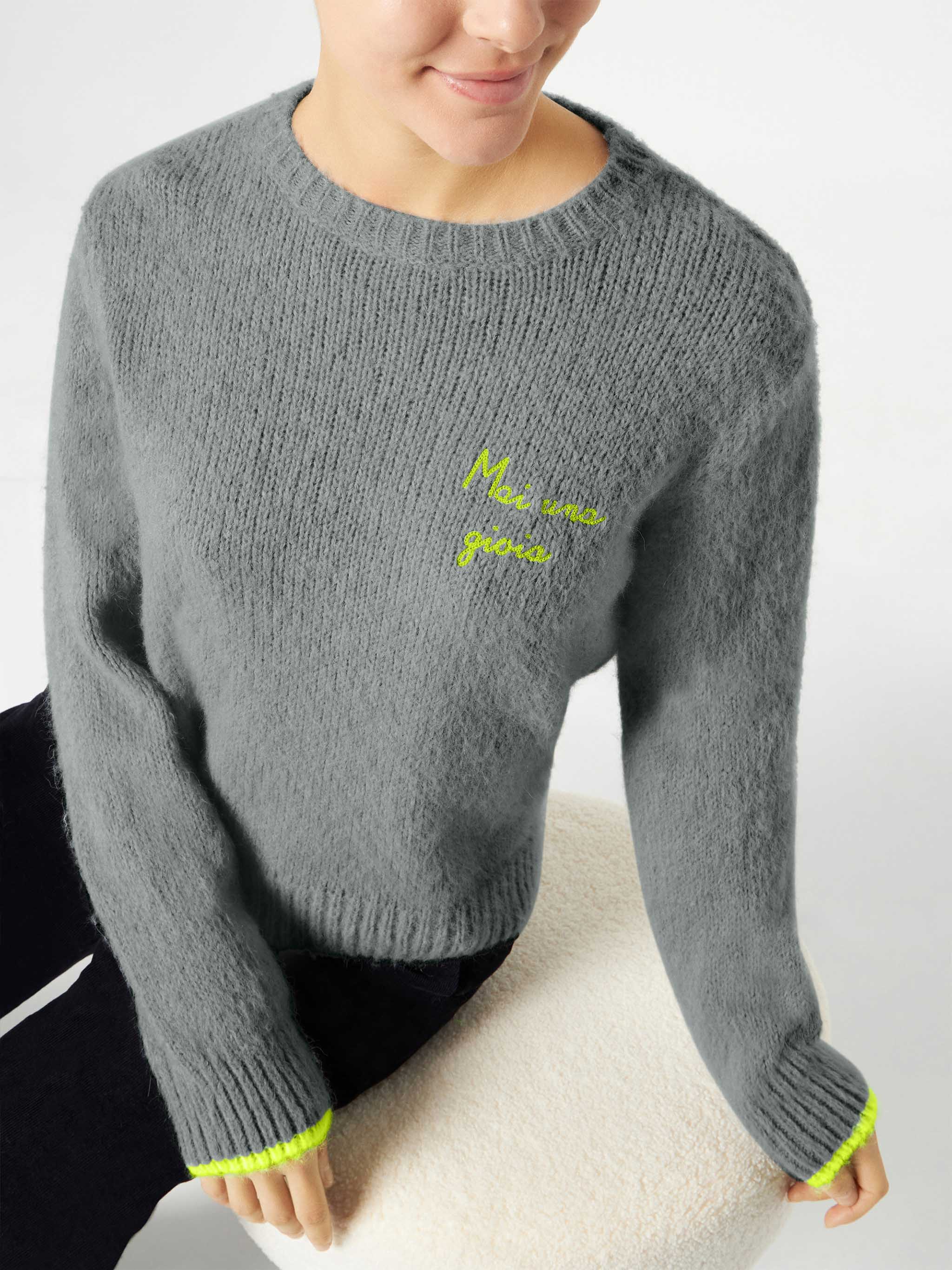Maglione da donna garzato grigio con ricamo Mai una Gioia