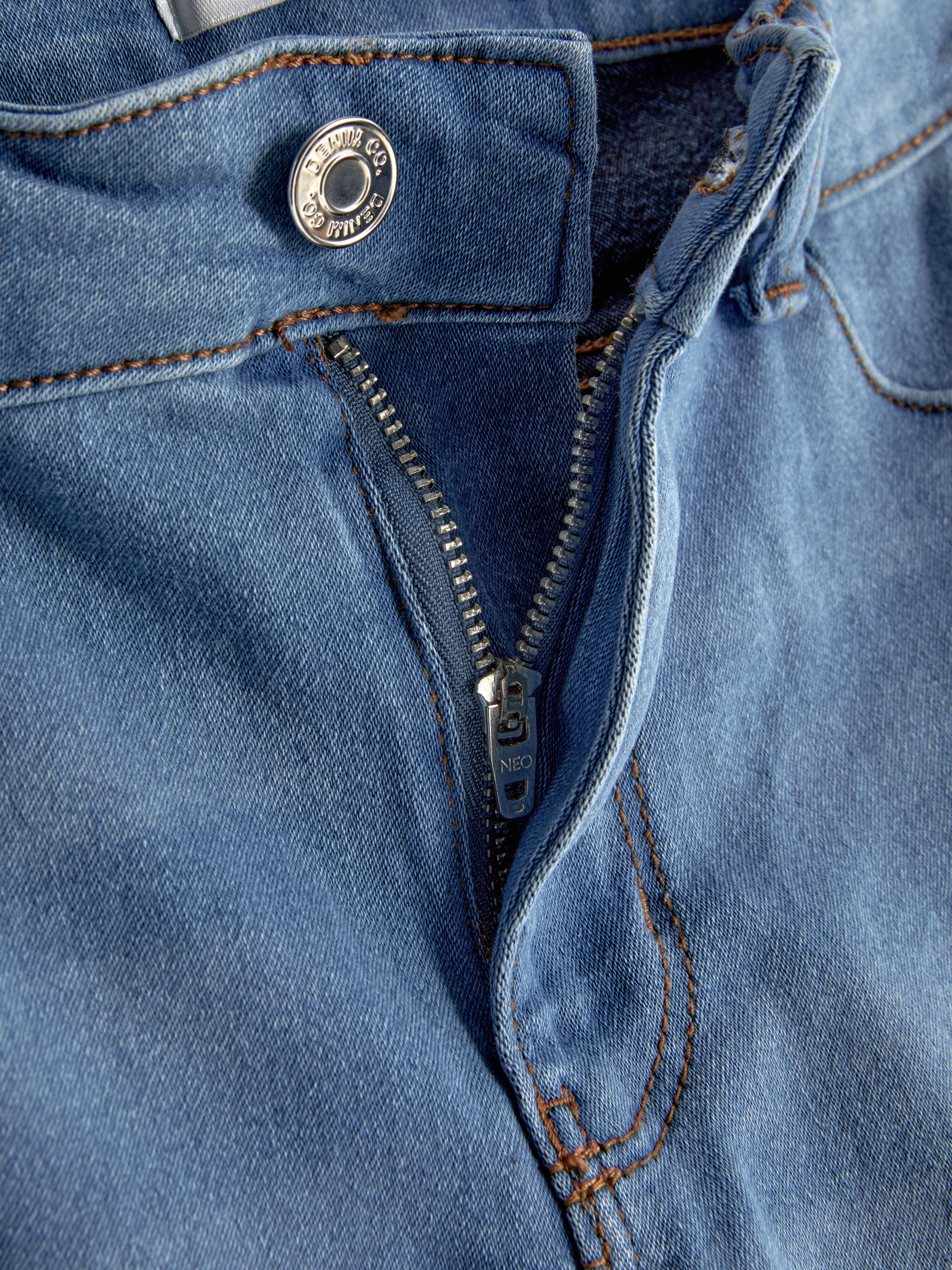 Blugi skinny simpli cu talie medie. Blugii sunt un must-have, iar noi adorăm acest stil mulat.
