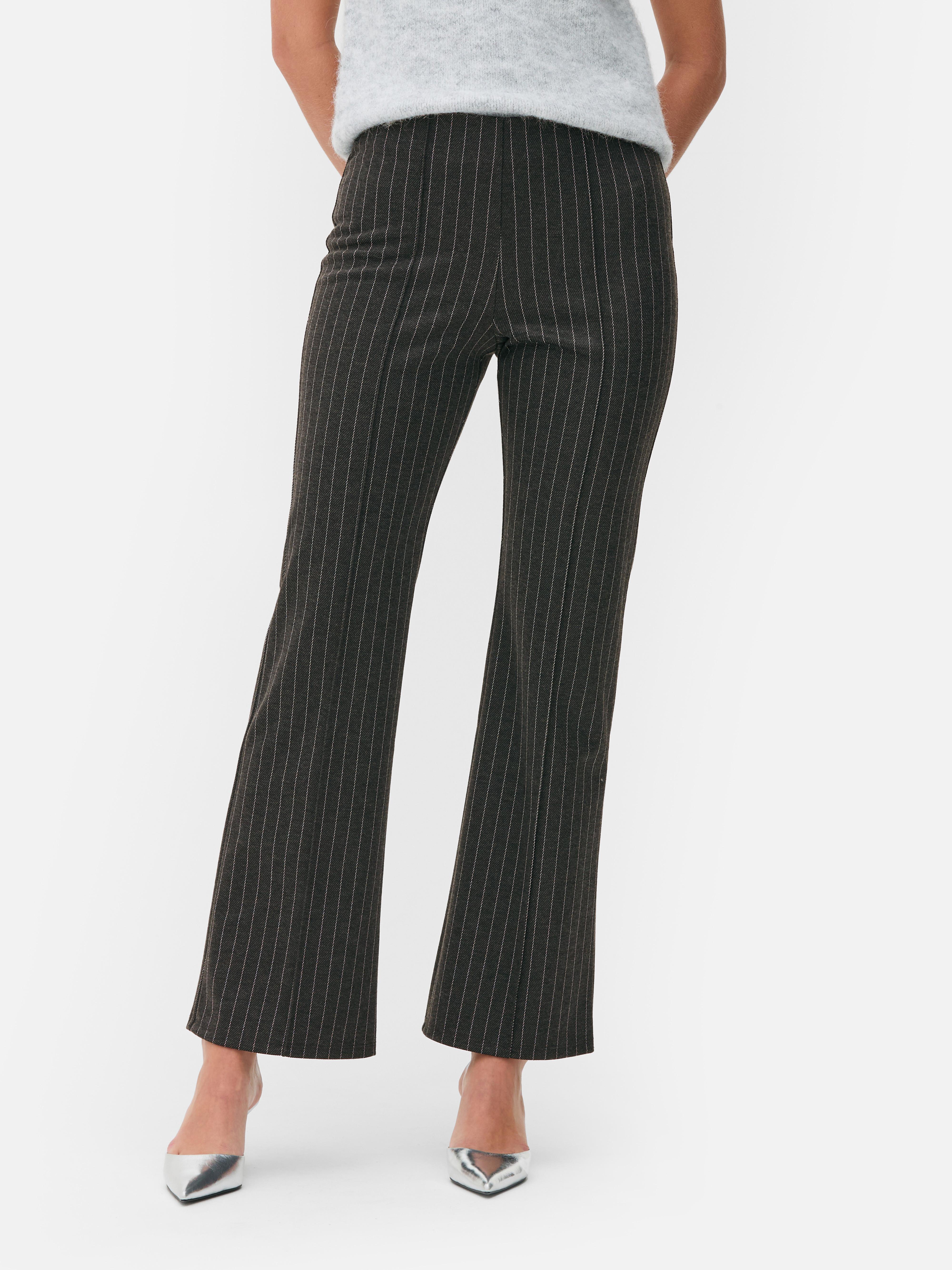 Ausgestellte Pontonhose mit Nadelstreifen. Elegante Pontonhose mit Nadelstreifen und weitem Bein.