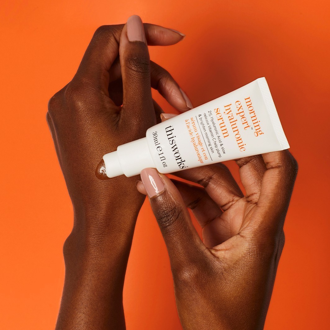 „This Works“ hialurono rūgšties serumas „Morning Expert“ hialurono rūgšties serumas – 30 ml