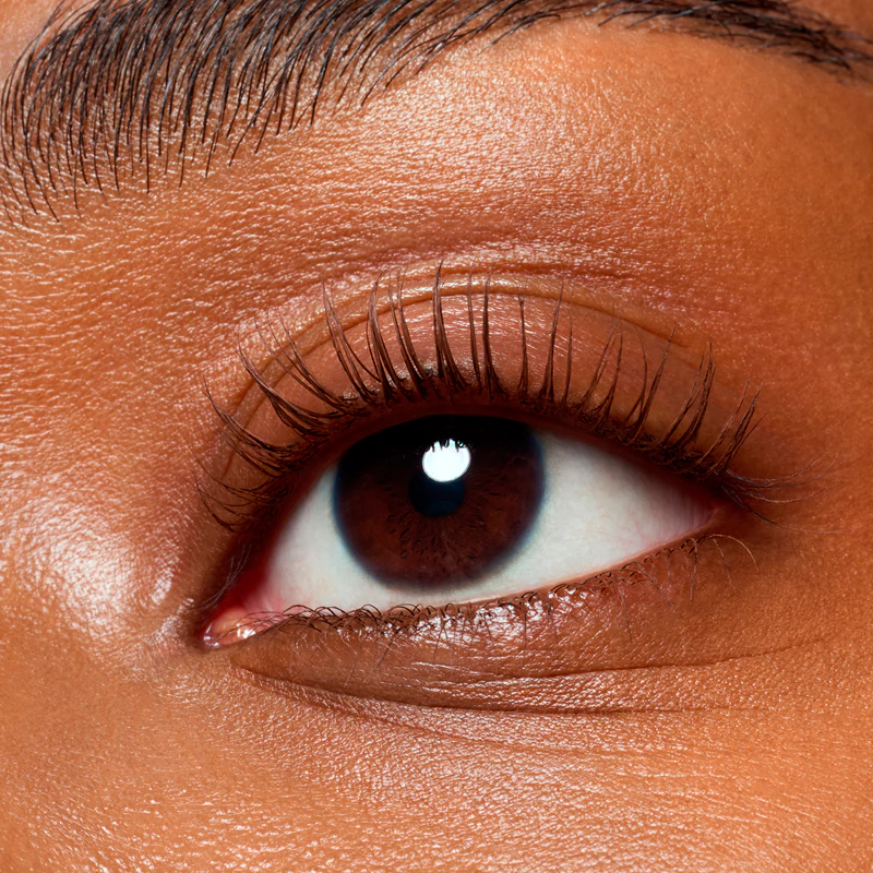 Máscara para cílios à prova d'água Catrice Glam & Doll Volume Brown que alonga, curva e dá volume aos cílios.