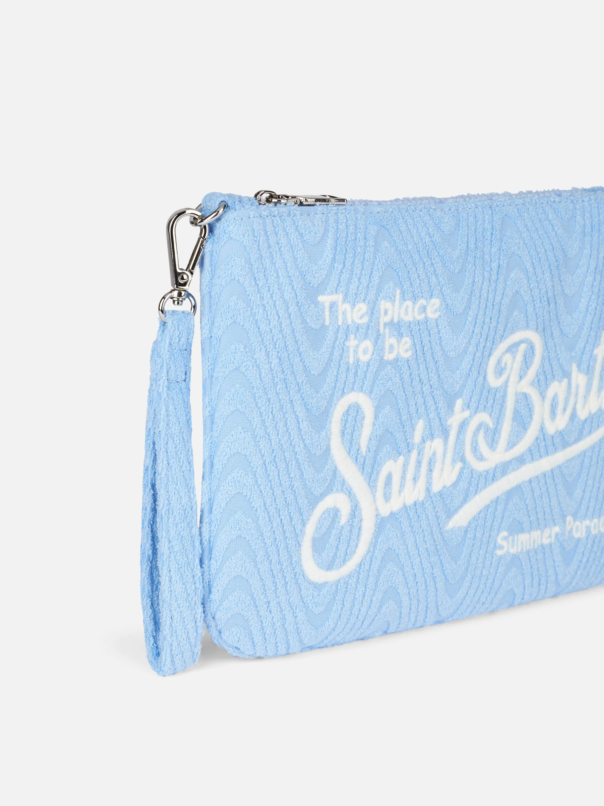 Parisienne Sponge Pouch Bag met lichtblauwe badstof strepenprint, Saint Barth logo borduurwerk, ritssluiting en polsbandje | MC2 Saint Barth