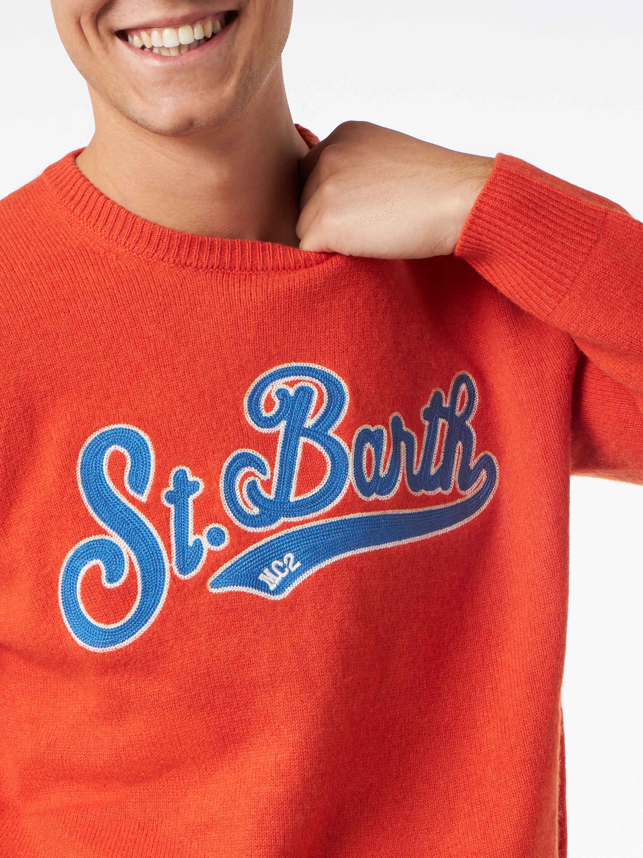 Oranje trui met ronde hals voor heren met St. Barth-borduurwerk.