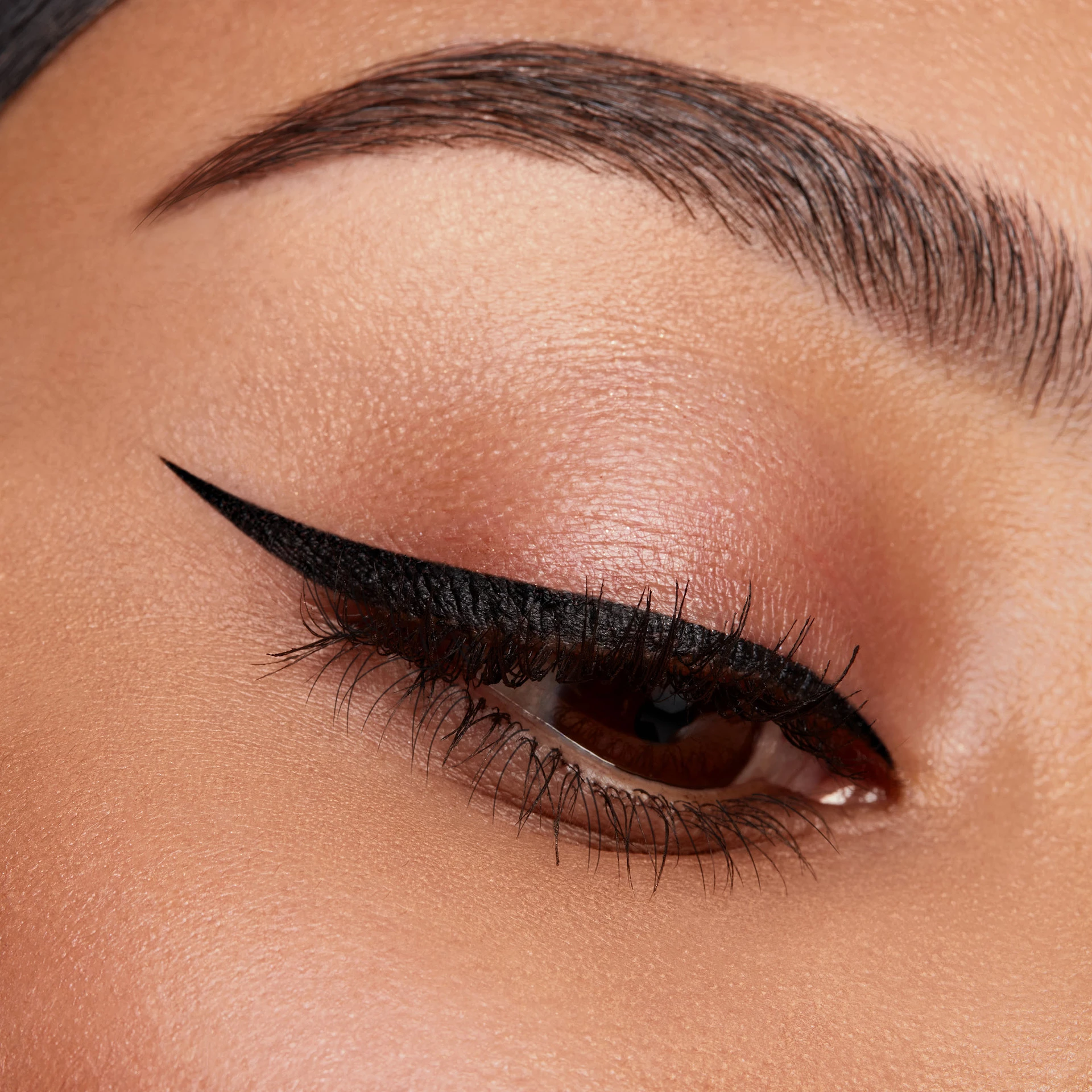 Creion de ochi lichid Kyliner cu vârf pensulă, 1 negru - Kylie By Kylie Jenner