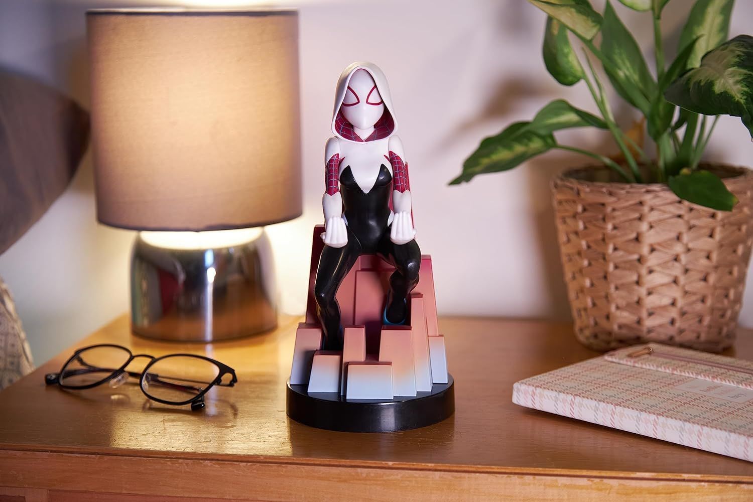 Figura de Spider-Gwen de Marvel Comics - EXQUISITE GAMING - Cable Guys - Soporte para auriculares, smartphone o accesorios pequeños - 20 cm