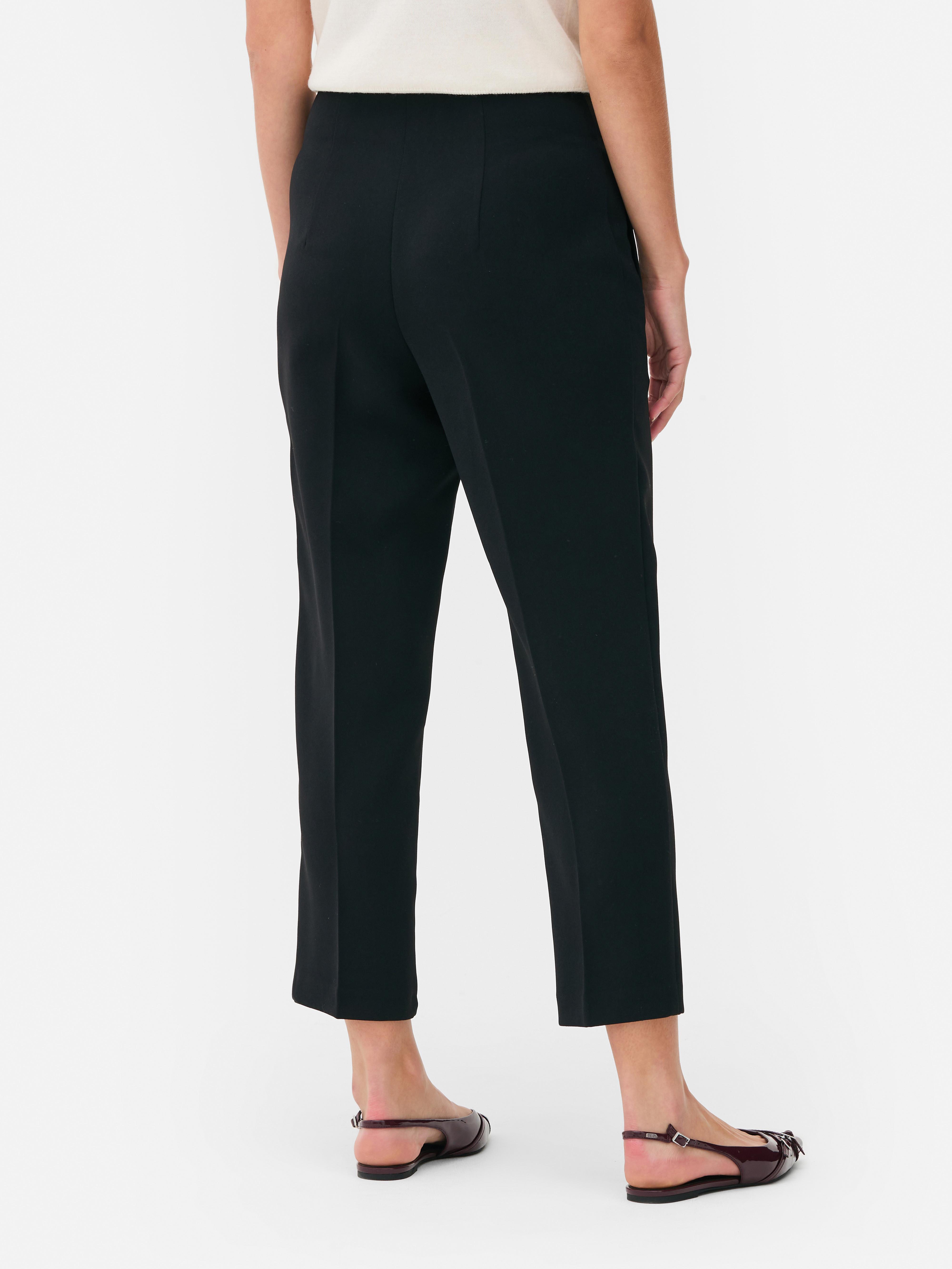 Hochgeschnittene Hose mit Bundfalten. Diese klassische, hochgeschnittene Hose zeichnet sich durch Bundfalten und Bügelfalten aus.