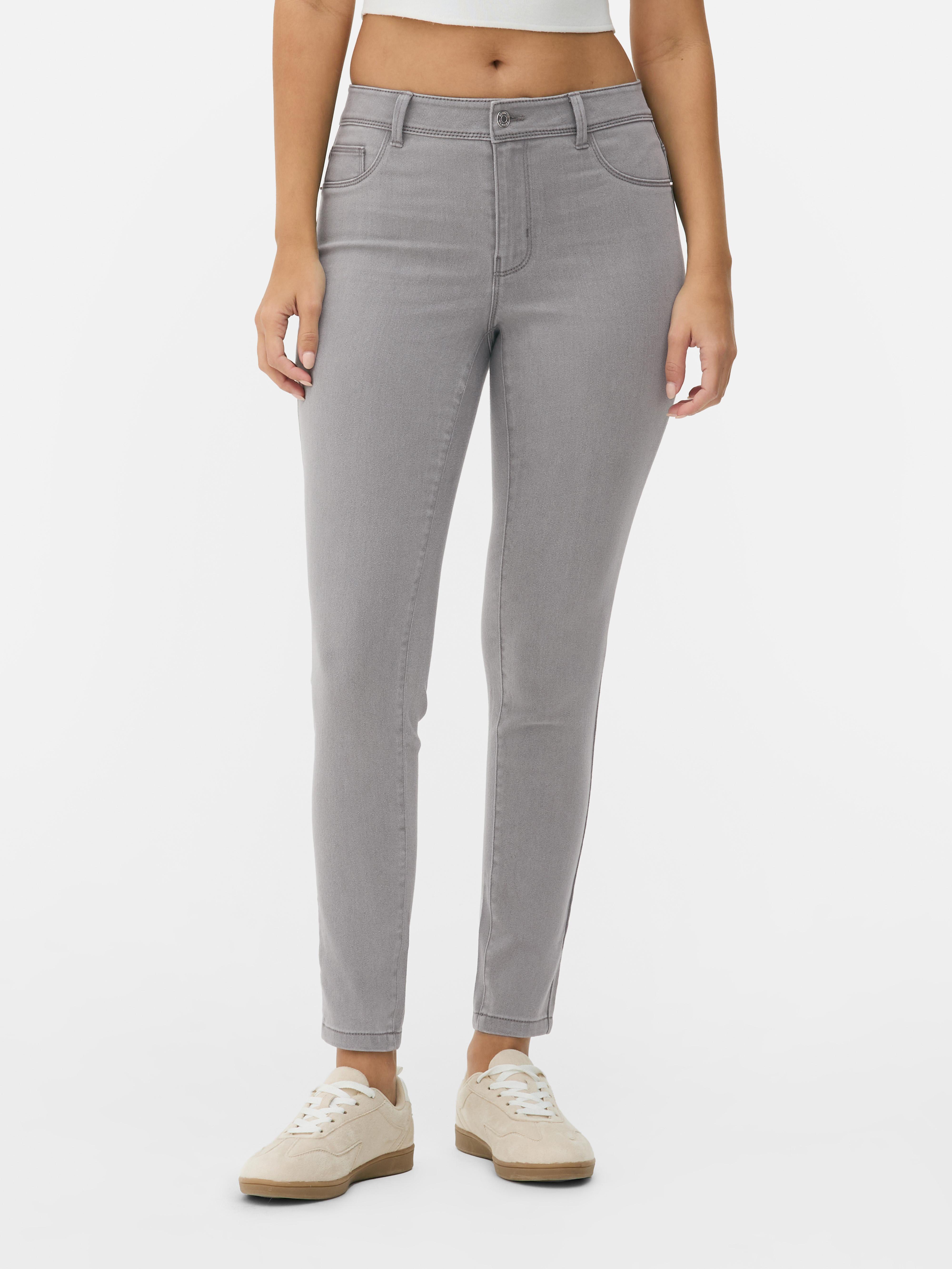 Blugi skinny simpli cu talie medie. Blugii sunt un must-have, iar noi adorăm acest stil mulat.