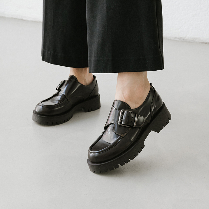 Derbies à talons plats, boucles et coutu...  en cuir glacé marron