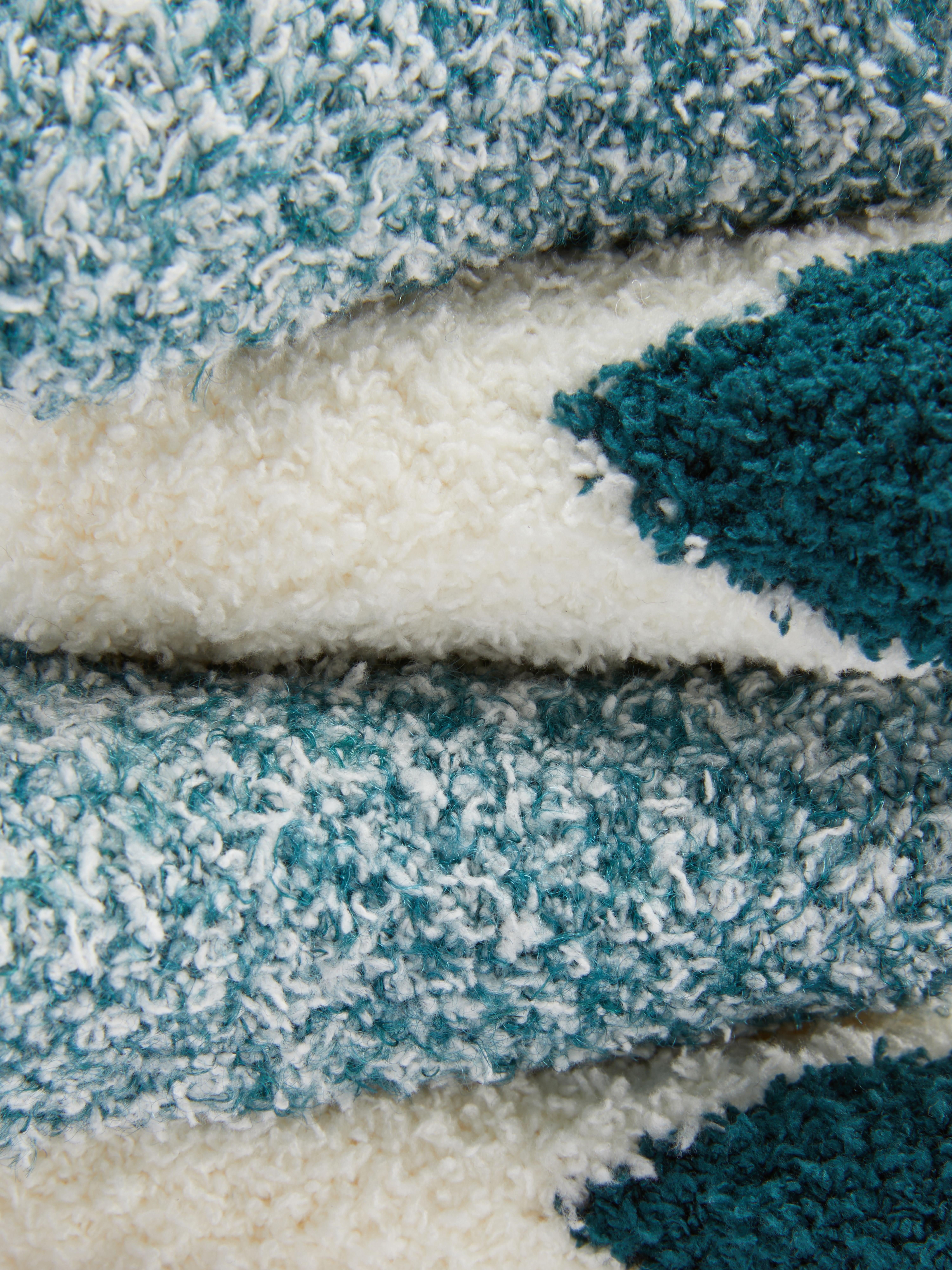 Warme, gemusterte Socken, 2 Paar. Diese flauschigen Socken reichen bis zur Mitte der Wade und sind perfekt zum Entspannen zu Hause.