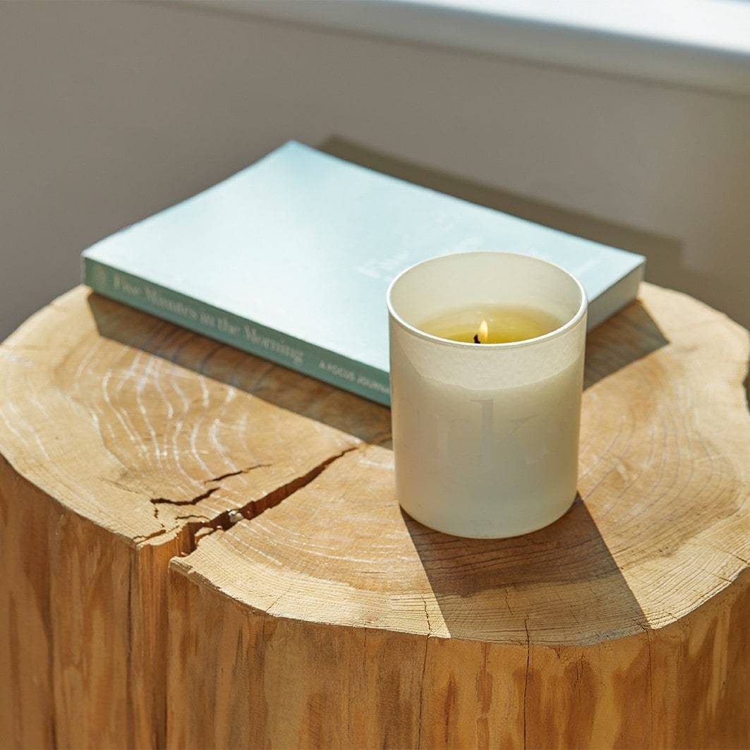 „This Works Candle Sleep Deep Sleep“ dangiška žvakė – 220 g