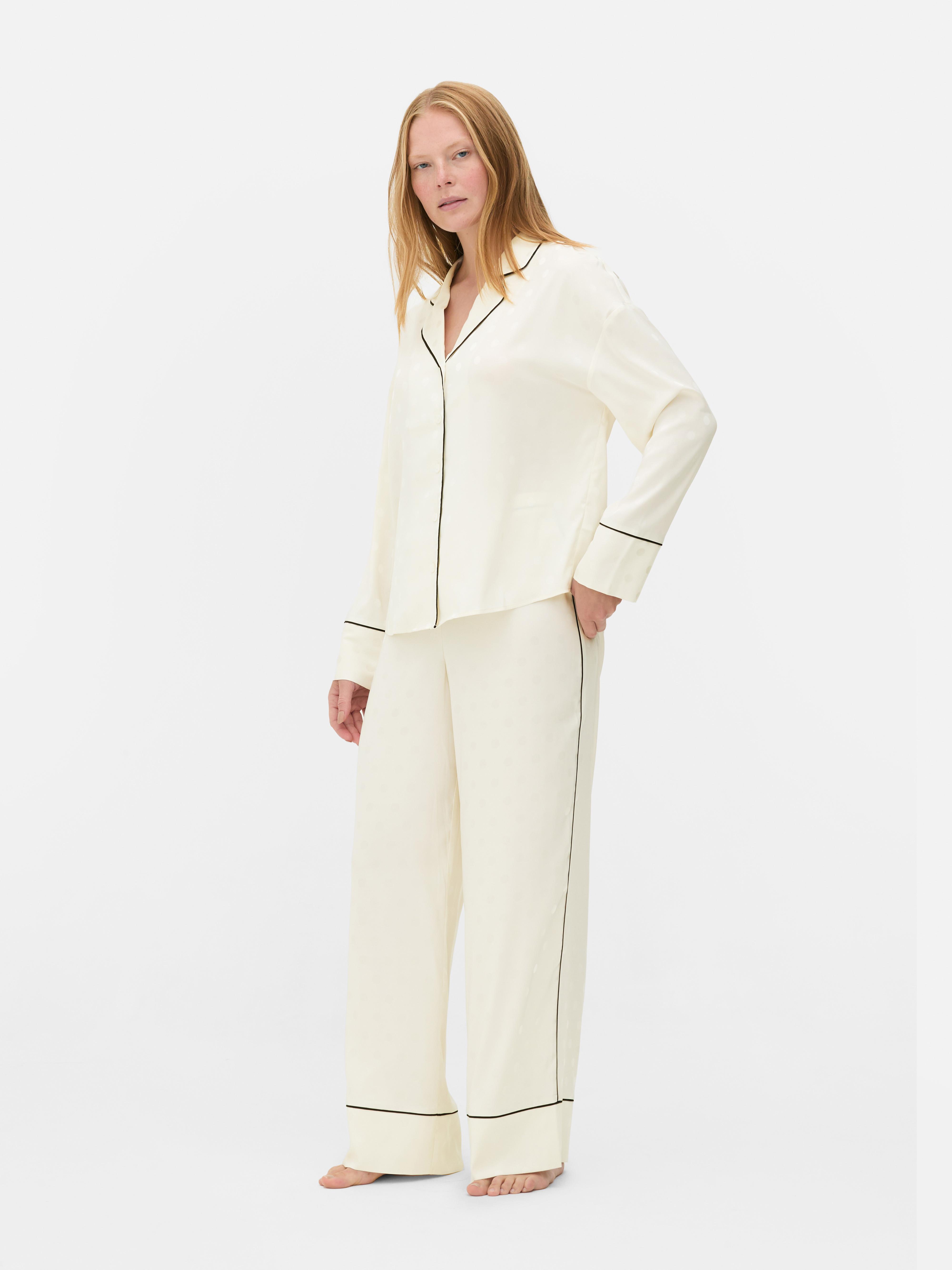 Cămașa de pijama Edit cu imprimeu jacquard O cămașă de pijama cu mânecă lungă din satin moale, cu imprimeu jacquard și bordură