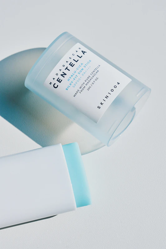 SKIN1004 Ochranná a hydratačná tyčinka na opaľovanie s pupočníkom madagaskarským s hyalu-cicou Silky-Fit SPF 50+