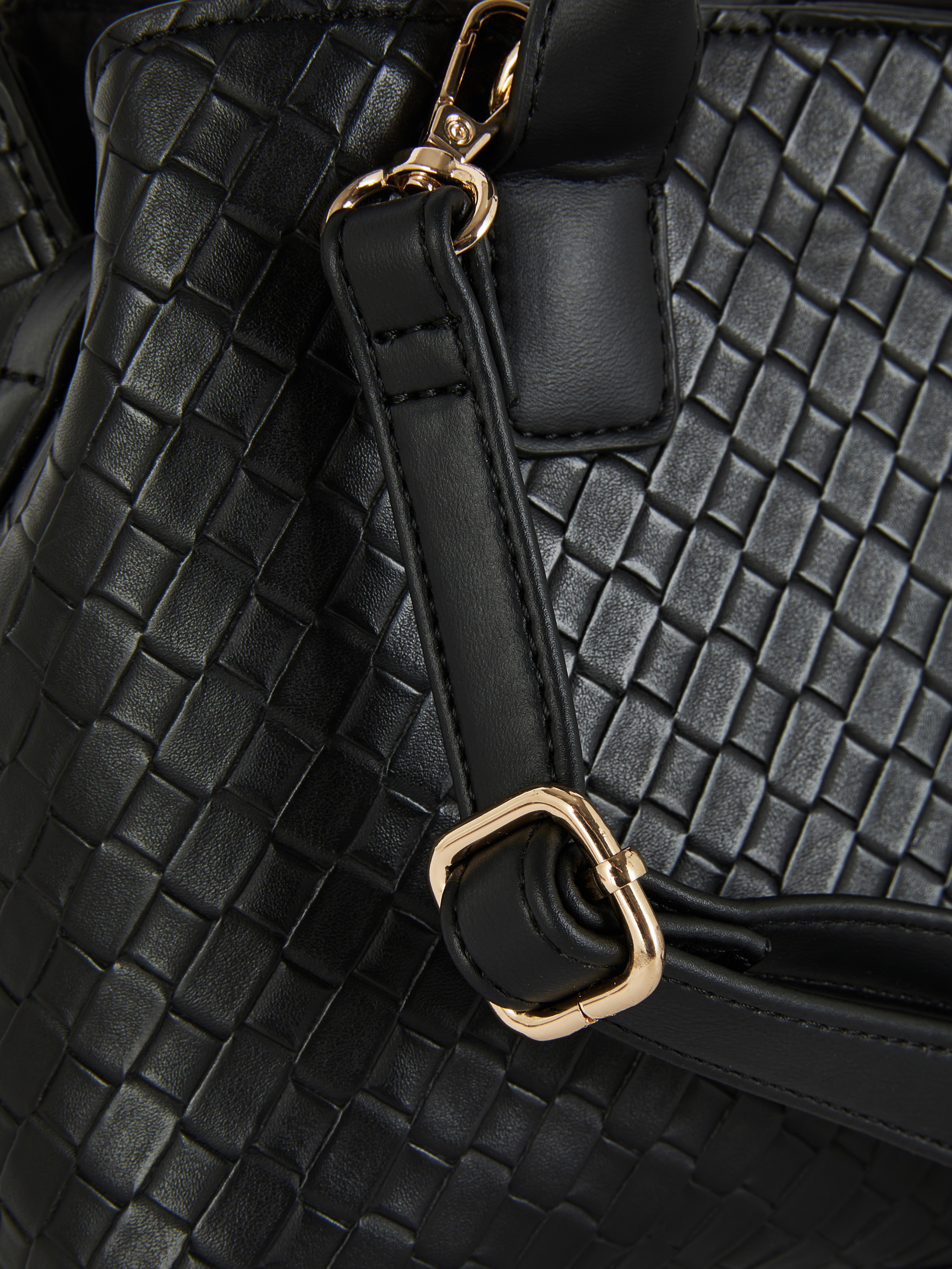 Geantă mini tote țesută Paula Echevarría Această geantă mini tote țesută elegantă are două mânere și o curea de umăr