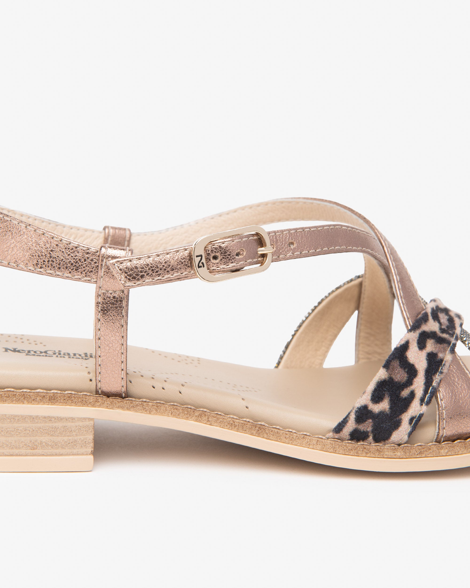 Damensandalen aus Leder und technischen Materialien