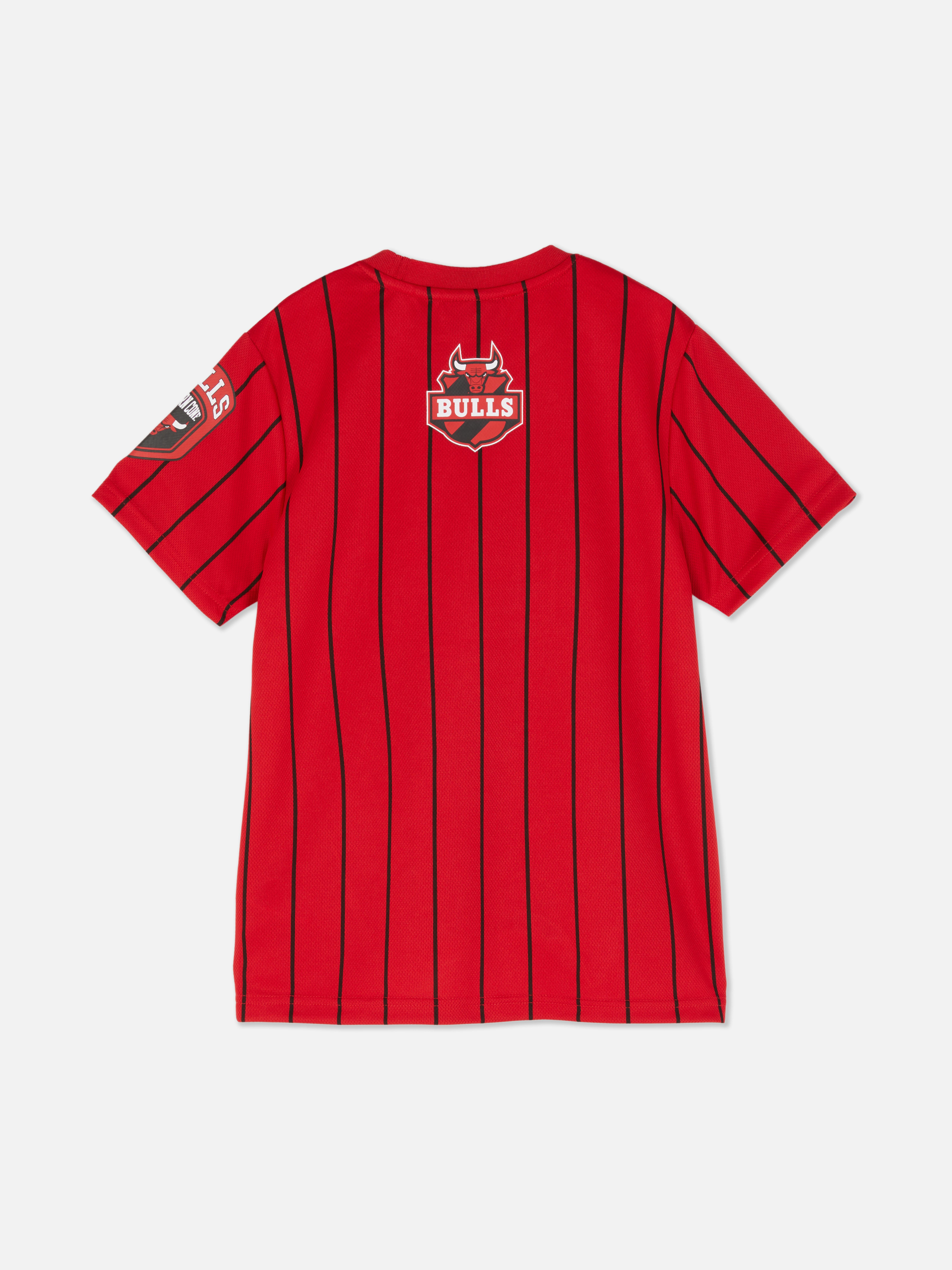 Tricou NBA Chicago Bulls cu dungi Un tricou cu mânecă scurtă și dungi, cu emblemele echipei NBA Chicago Bulls