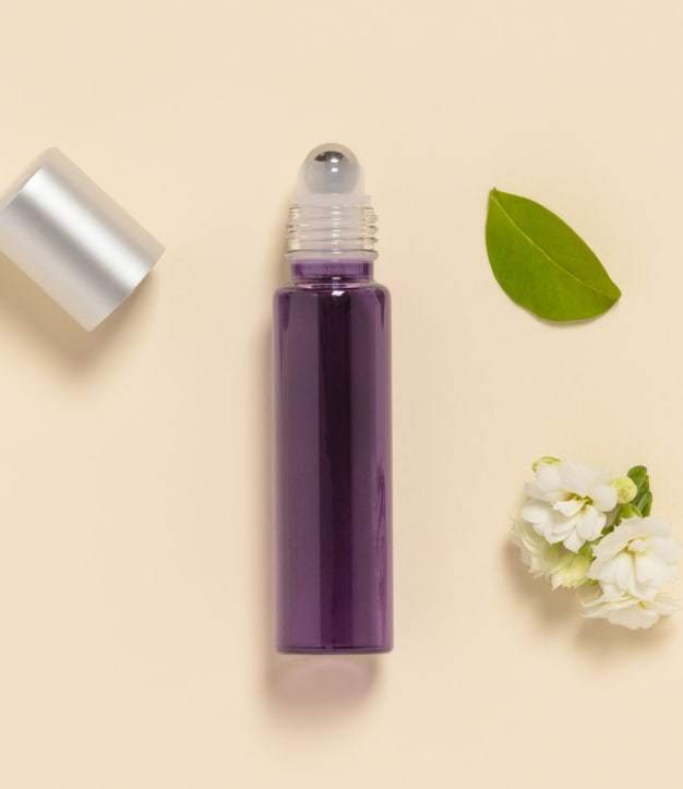 Roll-on flesje van 15 ml in paars glas met een stalen balletje.