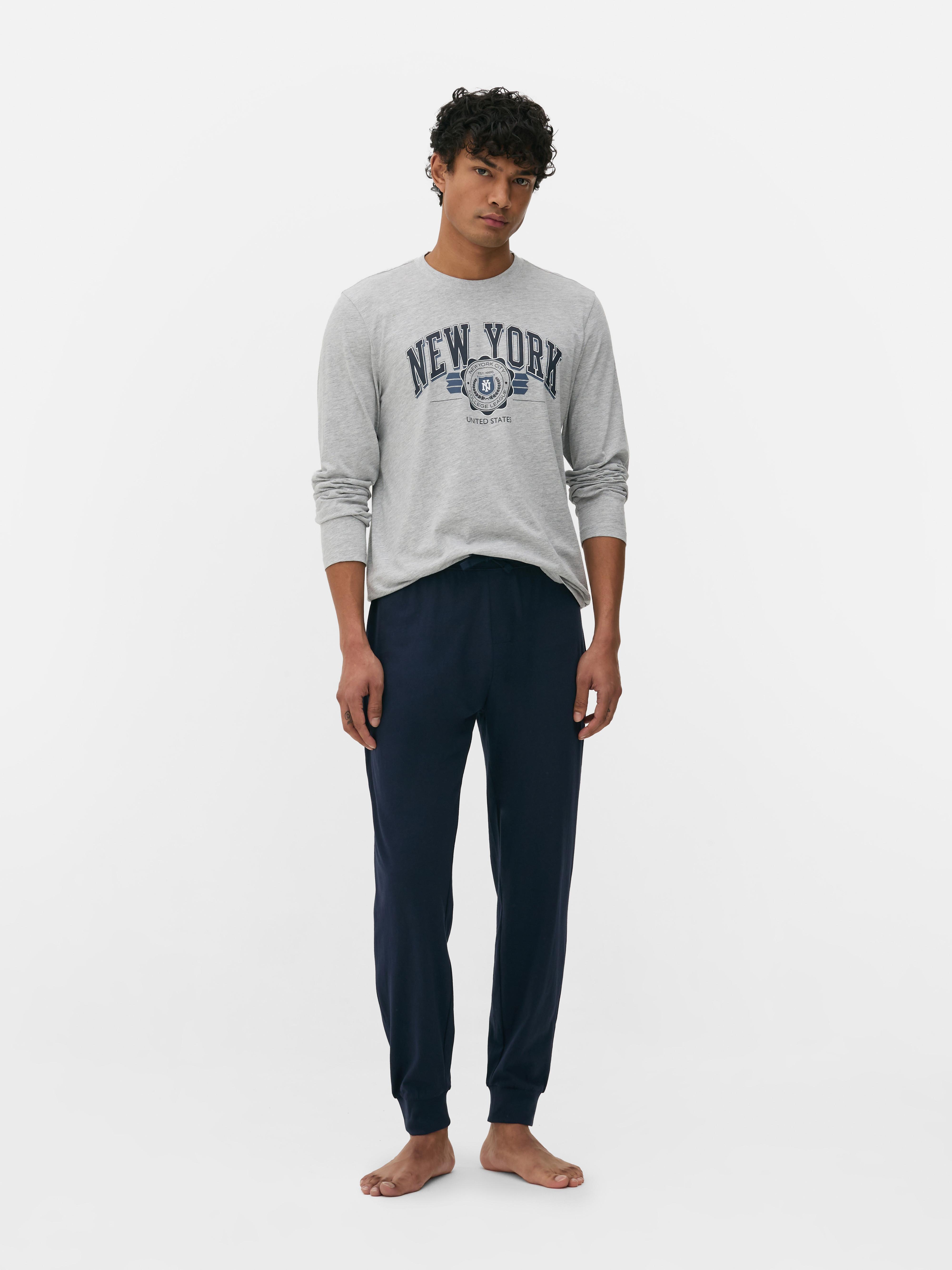 Pijamale din jerseu. Un set de pijamale cu un top cu logo-ul unui număr și pantaloni din jerseu asortați.