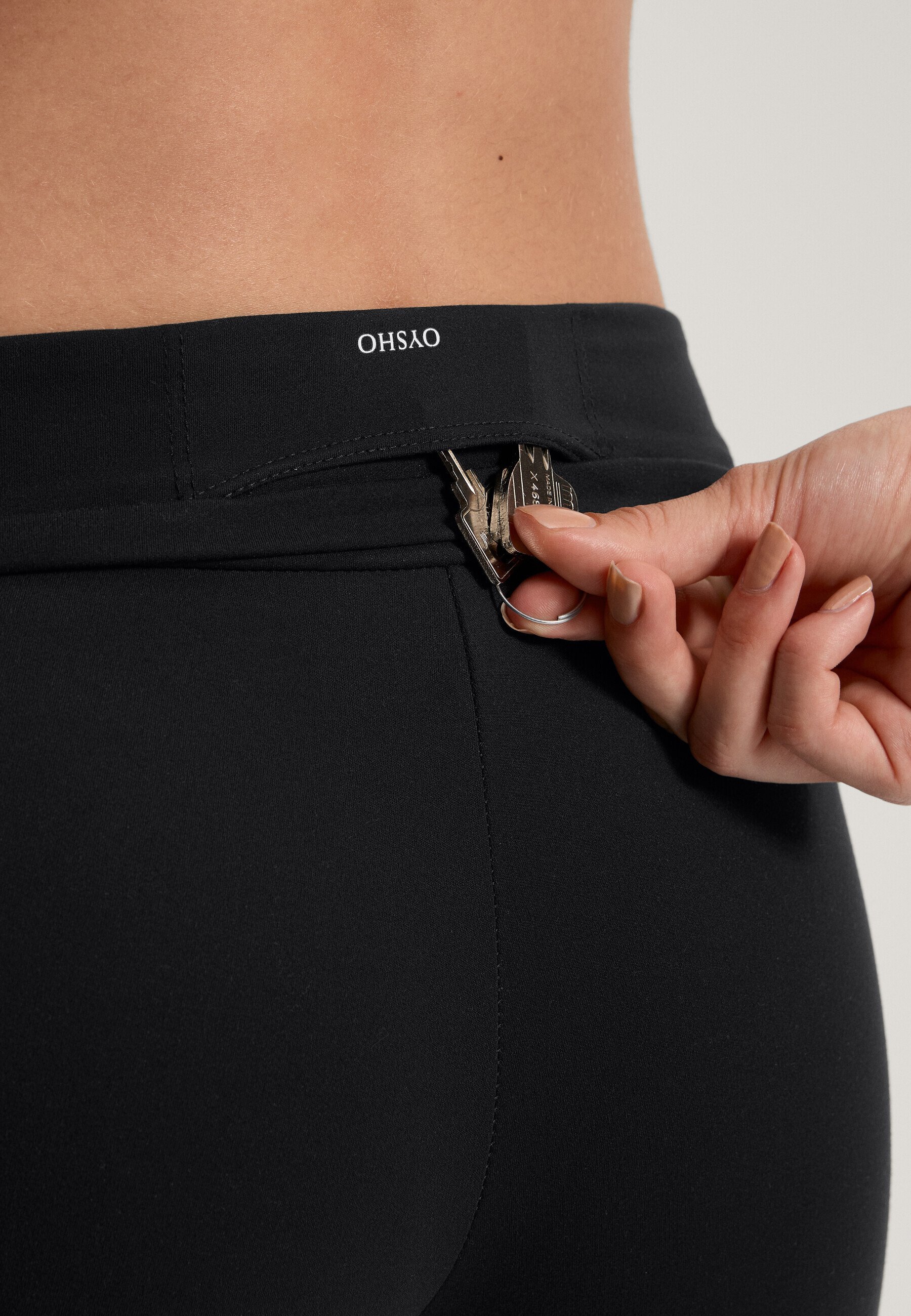 OYSHO COMFORTLUX HIGH-RISE 40cm CAPRI - pantaloni sportivi 3/4 - neri