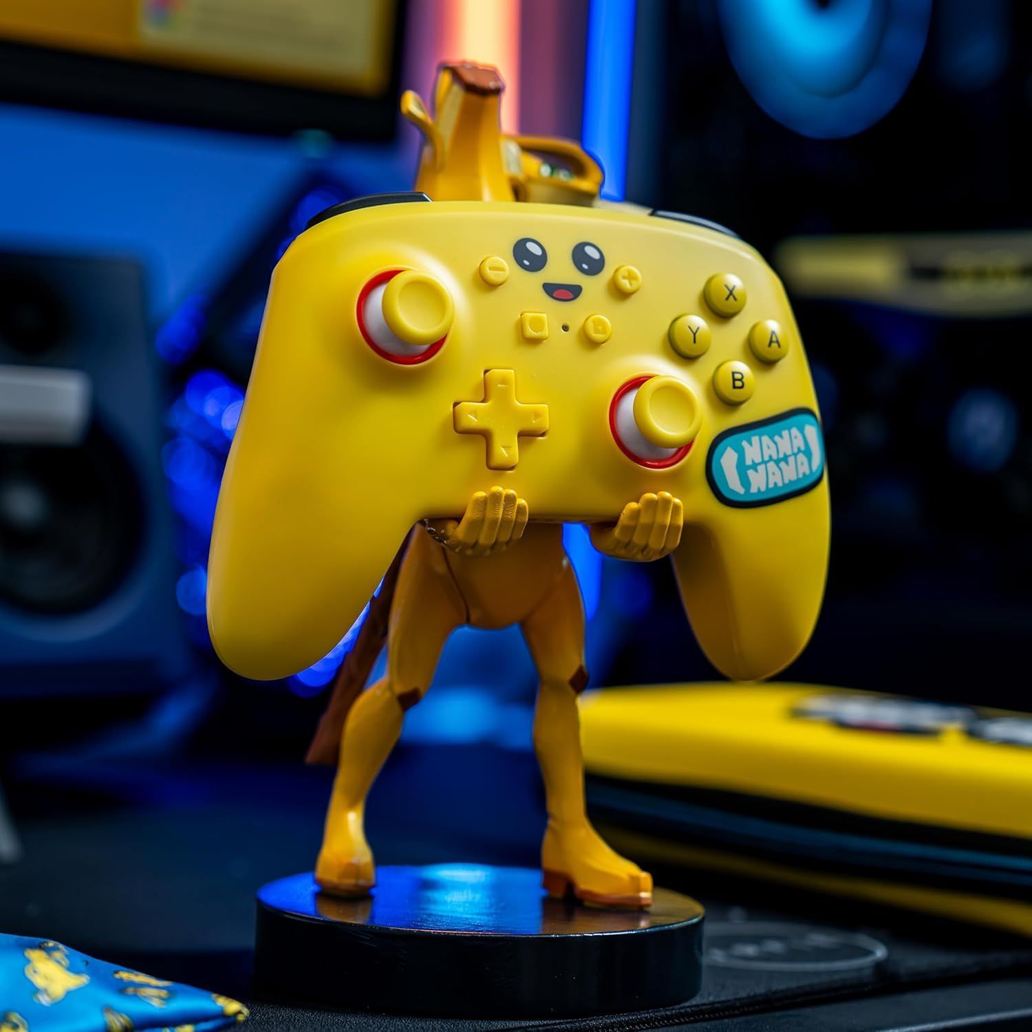 Figura de Peely de Fortnite - EXQUISITE GAMING - Cable Guys - Soporte para auriculares, smartphone o accesorios pequeños - 20 cm