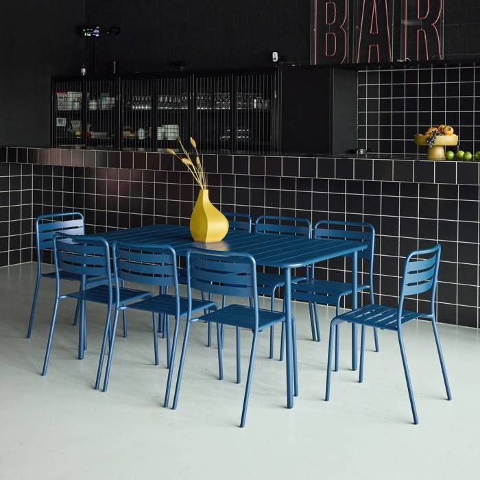 Tavolo da giardino in metallo con 8 posti a sedere, colore blu navy, finitura antiruggine. Doghe e bordi arrotondati.