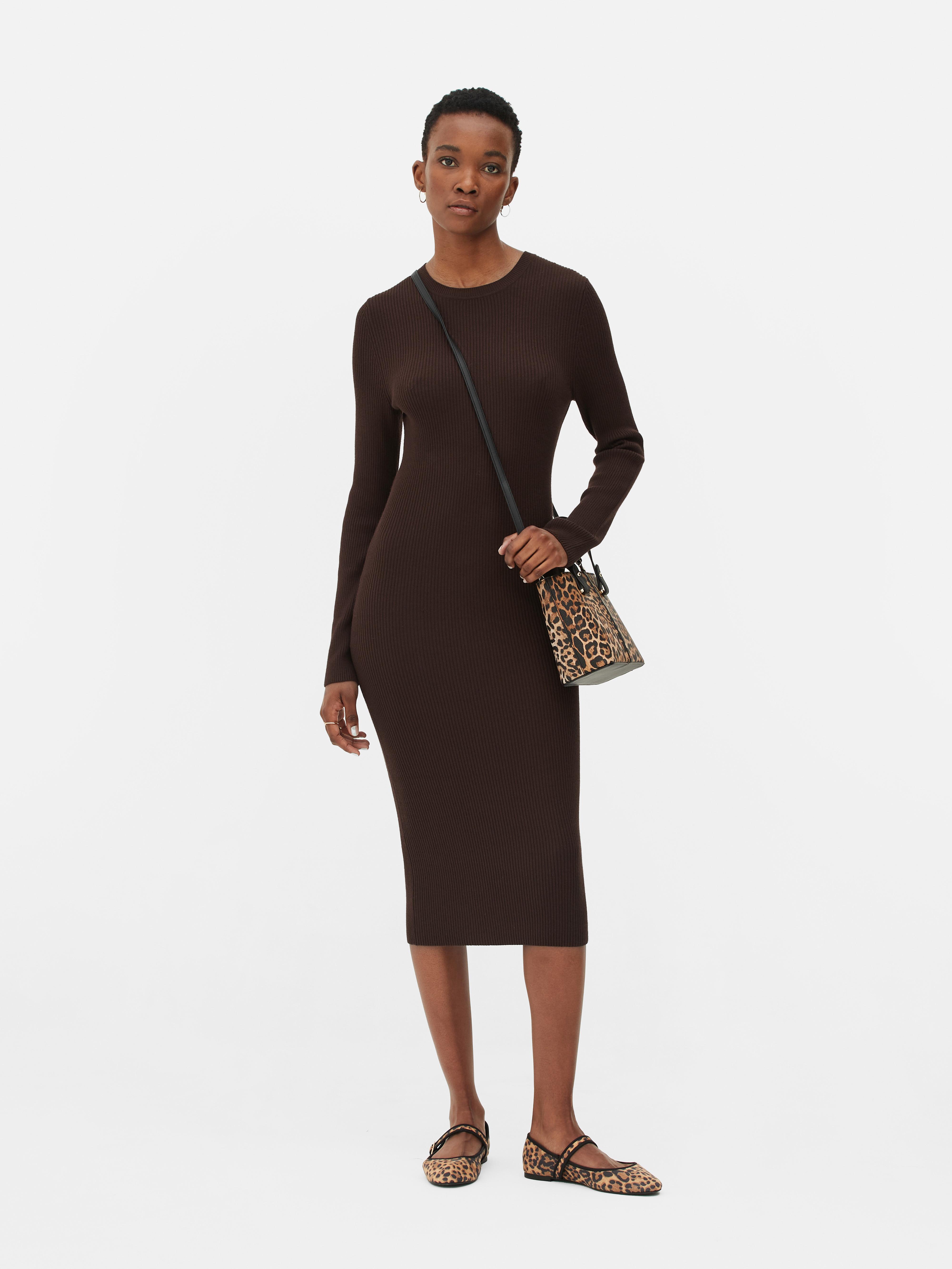 Rochie tip șorț cu decolteu rotund și mâneci lungi O rochie tricotată elegantă, cu decolteu rotund și mâneci lungi
