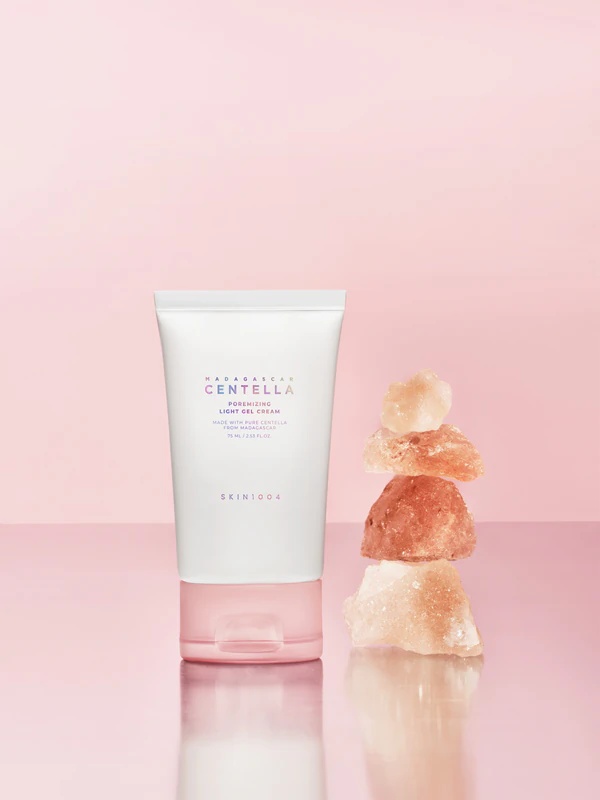 SKIN1004 Madagaskaro centelės poras mažinantis lengvas gelinis kremas – lengvas kreminis gelis, skirtas odai lyginti ir poroms mažinti.