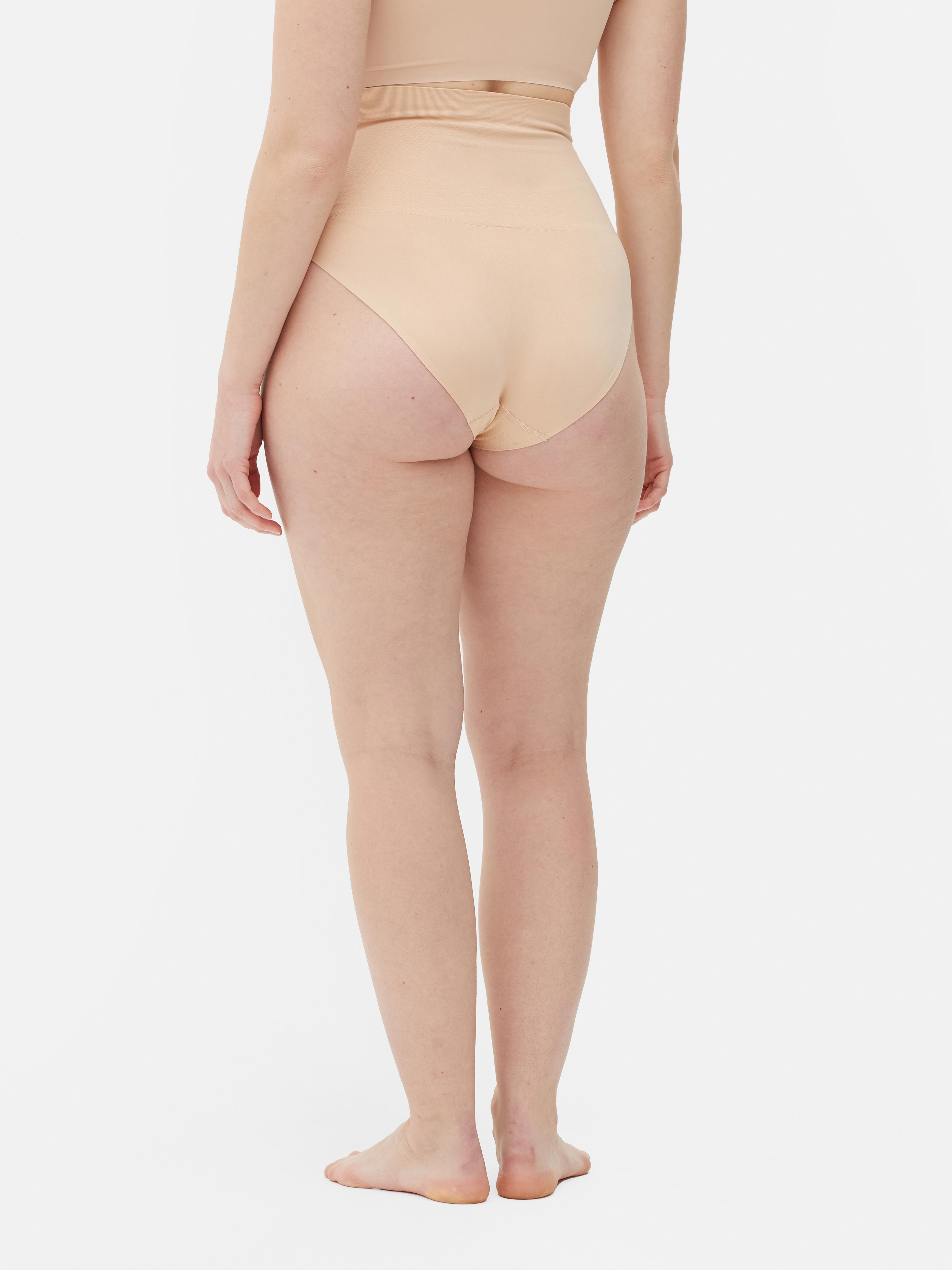 Slip modellanti a vita alta senza cuciture. Questi slip elasticizzati e contenitivi possono aiutarti ad aumentare la tua autostima.