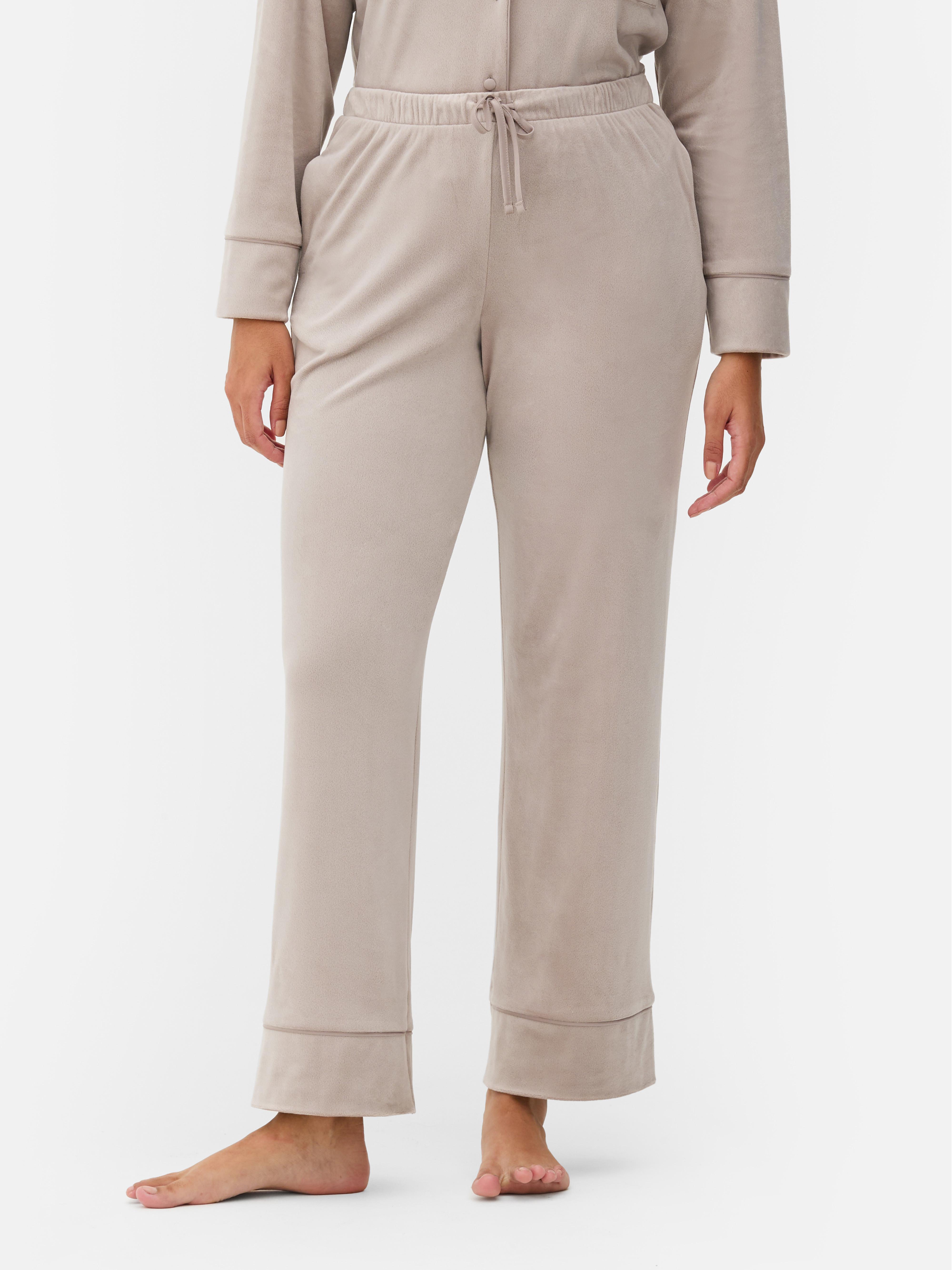 Pantaloni de pijama cu croială largă din fleece minky. Dormiți în lux în acești pantaloni de pijama cu croială largă din fleece minky moale.