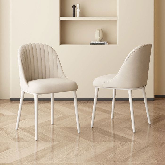 Lot de 2 chaises scandinaves en velours côtelé beige, dossier capitonné, pieds métal blancs, salle à manger moderne