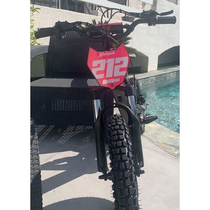 Pegatina de alta calidad, 100% personalizada, con nombre y número para la placa frontal de una bicicleta eléctrica de equilibrio SEDNA de 16, 18 o 20 pulgadas.