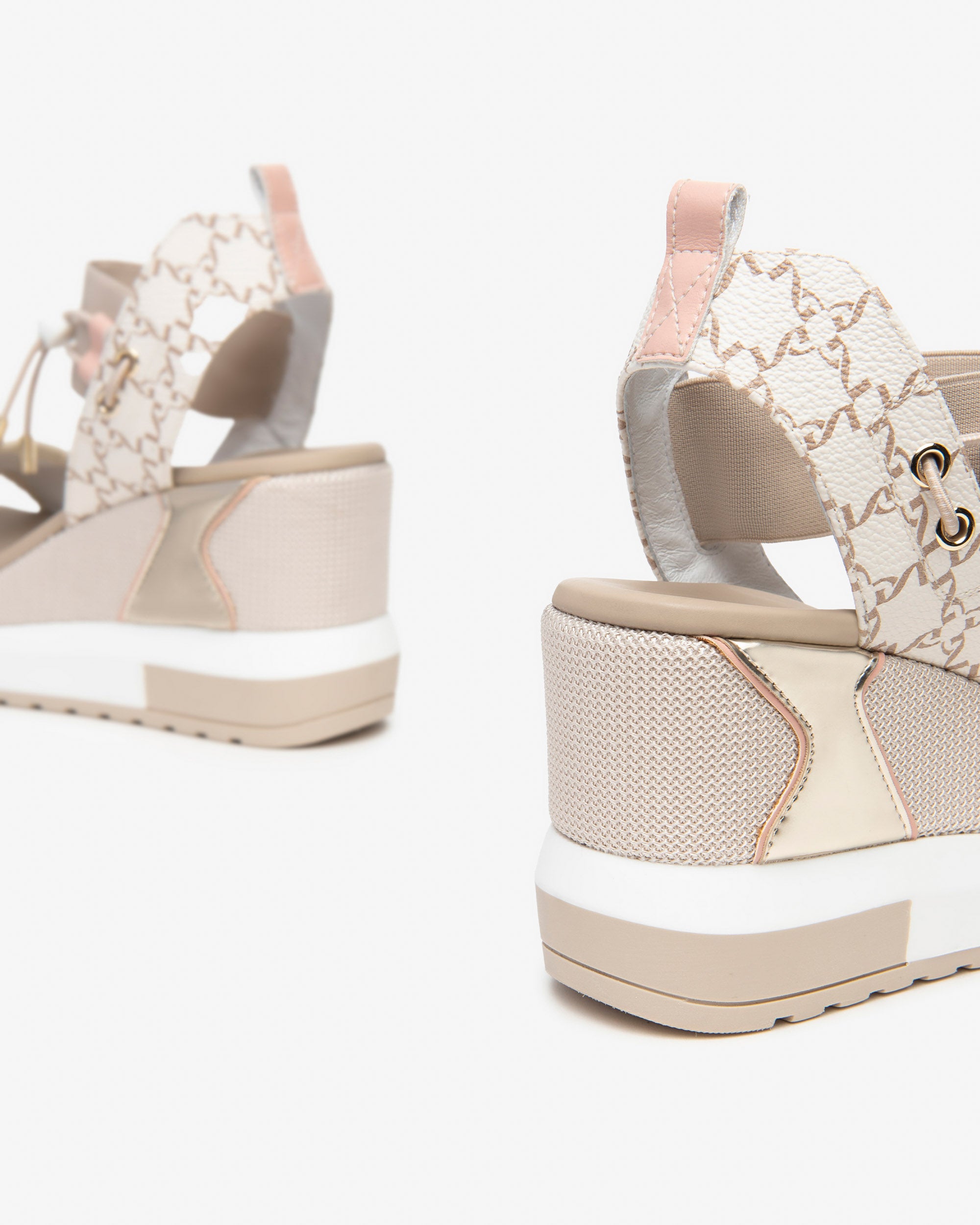  Damensandalen aus Leder, Canvas und technischen Materialien