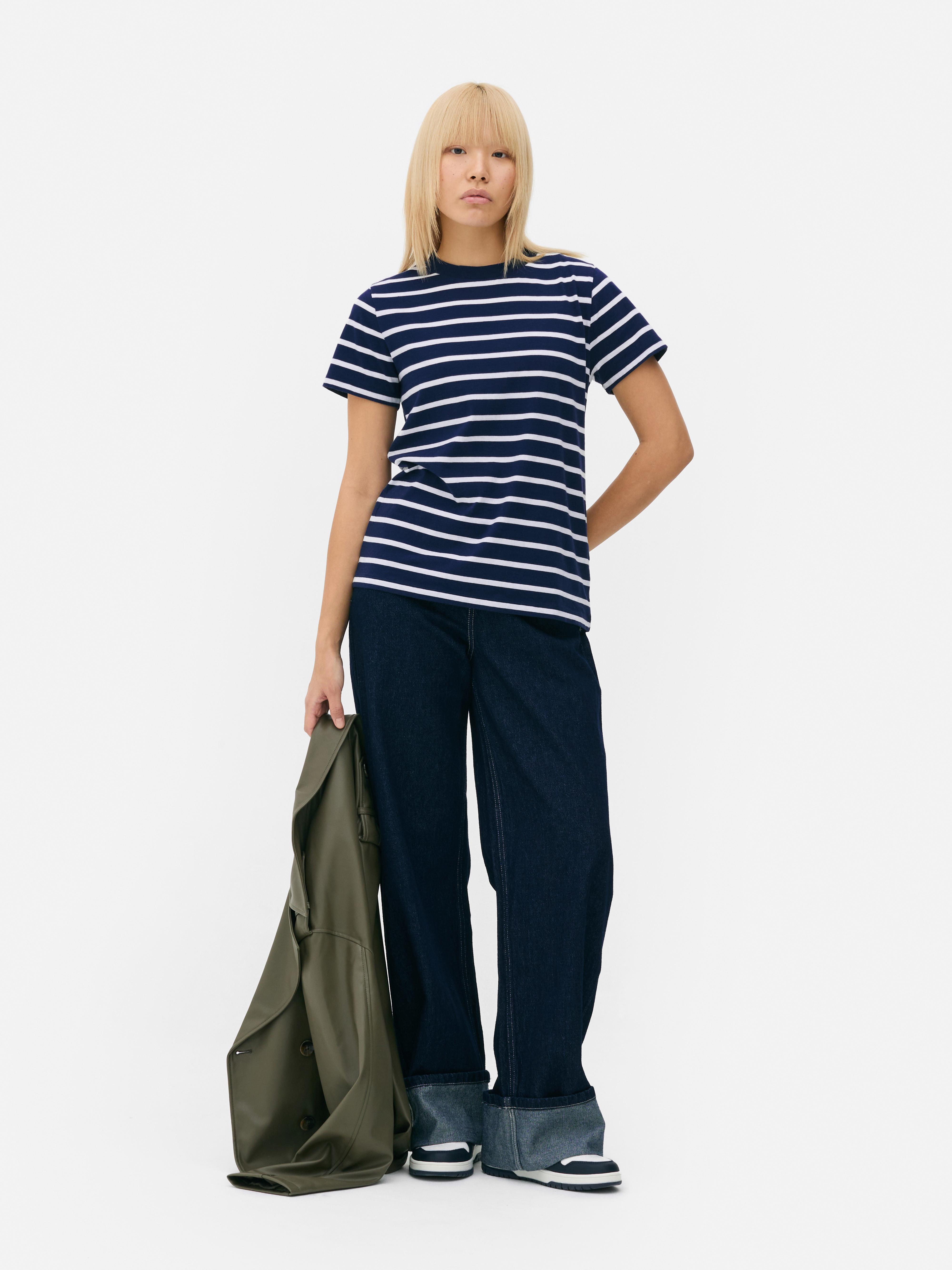 Tricou cu guler rotund și dungi. Acest tricou din bumbac cu dungi și guler rotund este indispensabil în orice garderobă.