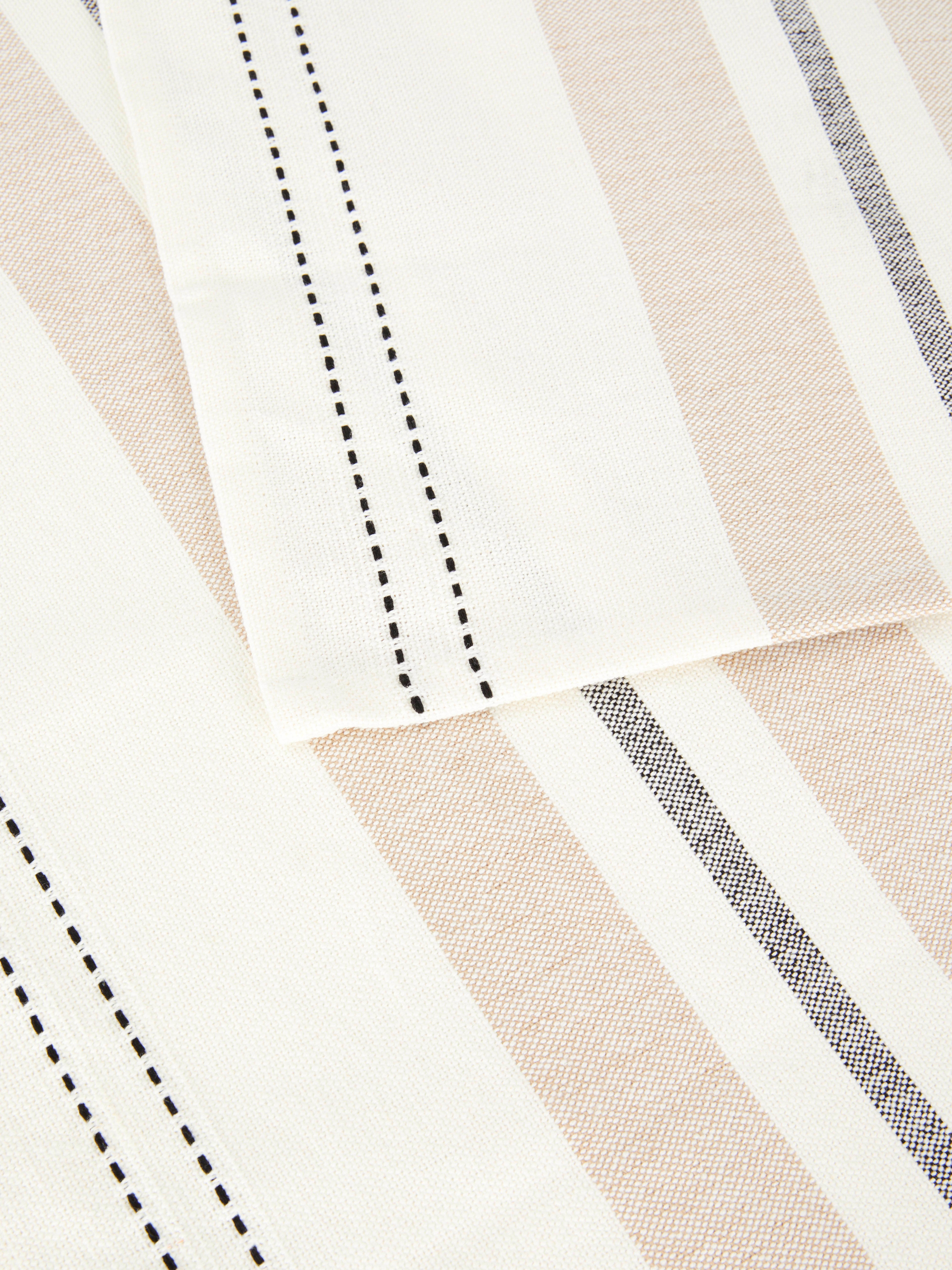 Gestreifte Stoff-Platzsets, 2er-Set. Diese eleganten, gestreiften Platzsets in neutralen Tönen mit schwarzen Ziernähten verleihen Ihrer Tischdekoration eine besondere Note.