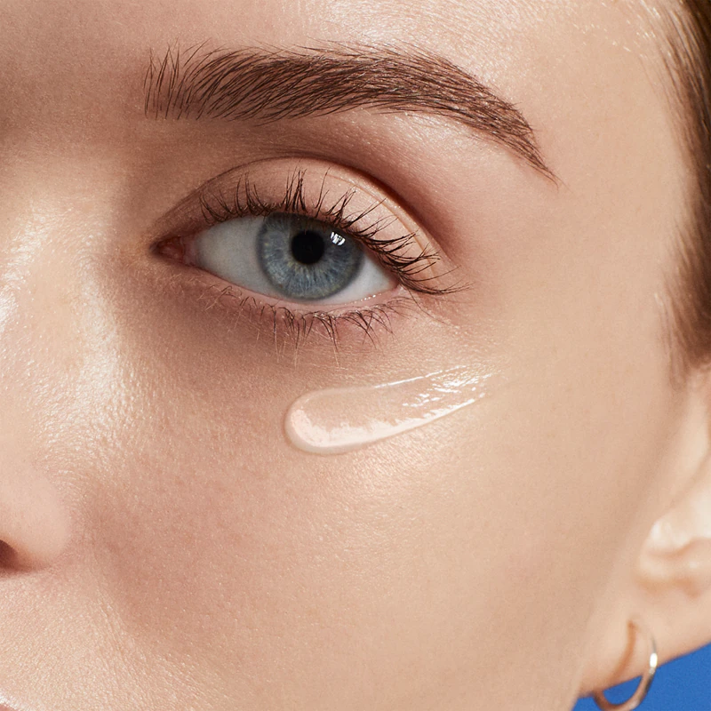 Biotherm Aquasource Total Eye Revitalizer, ošetrenie, ktoré odstraňuje opuchy a tmavé kruhy pod očami s chladivým účinkom.