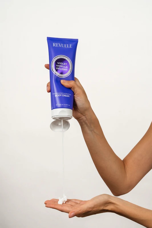 „Revuele Violet Vanilla Delight“ drėkinamasis kūno kremas su kvapu