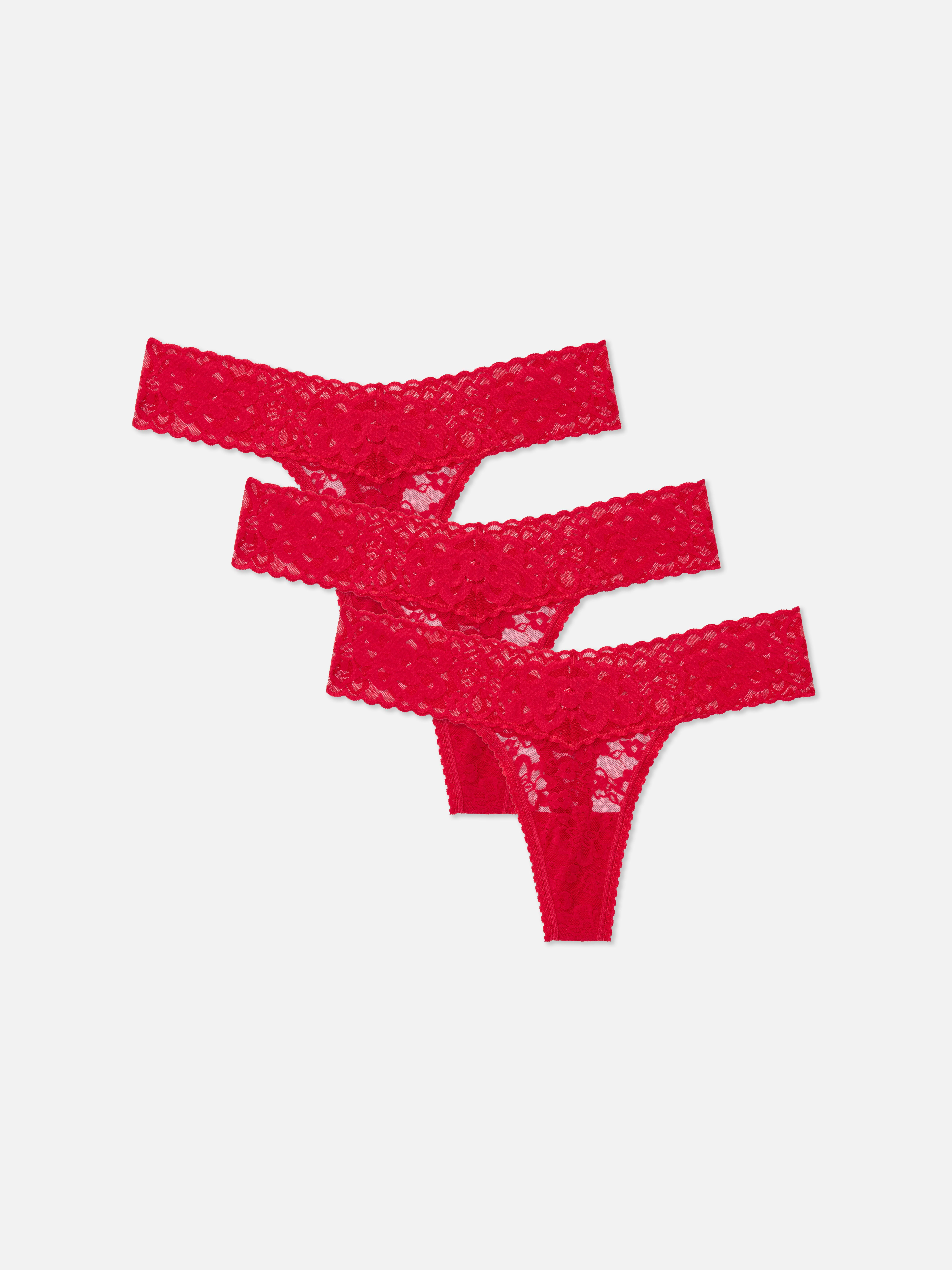 Kukalliset pitsiset bandeau-stringit, 3 kpl. Tämä stringikolmikko tuo pitsin ylellisyyden alusvaatekaappiisi.