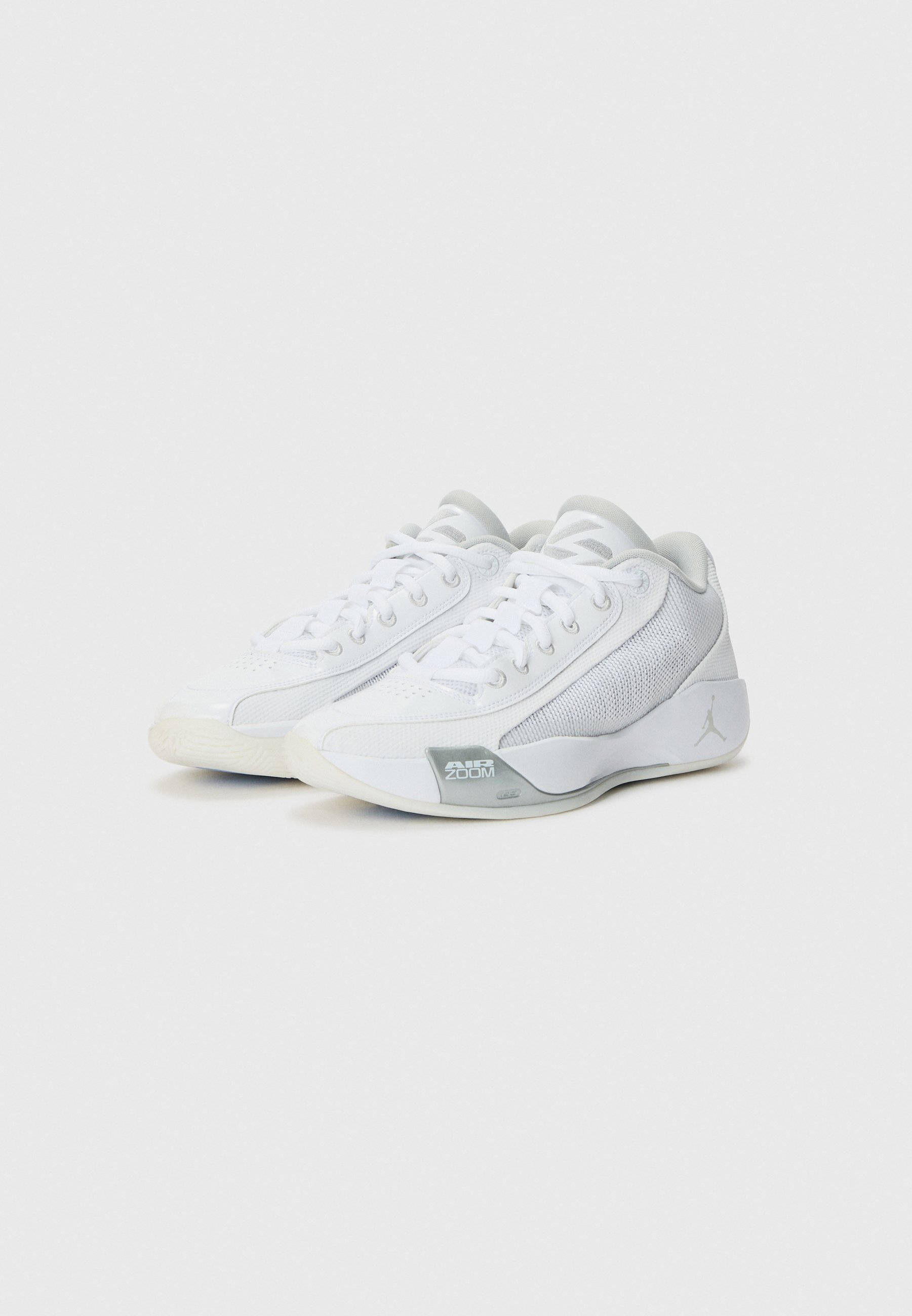 Jordan LUKA .77 OUTDOOR - Basketballschuhe - Weiß/Grau Nebel