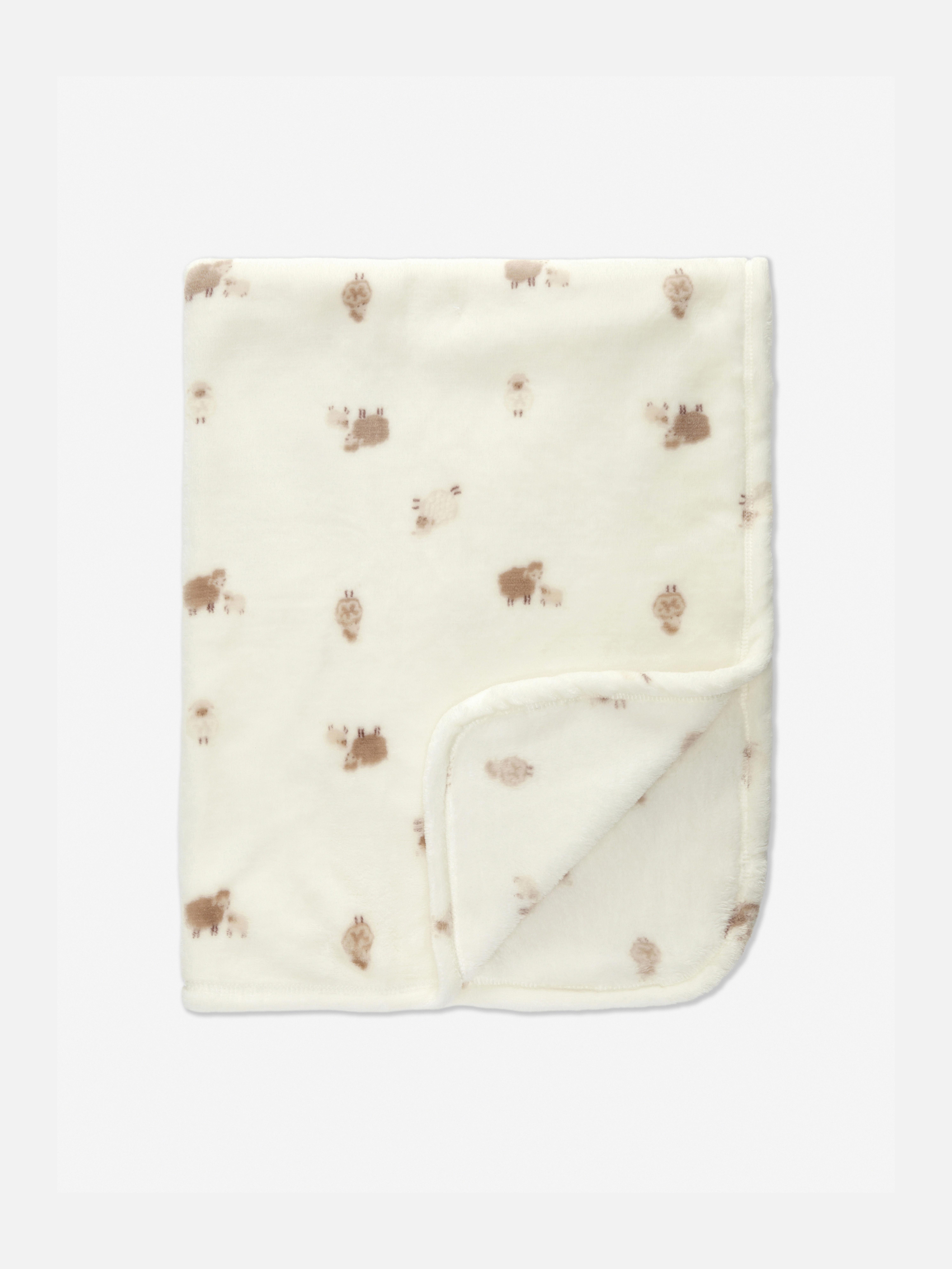 Pătură pentru bebeluși cu motiv de oi. Această pătură din fleece cu model jucăuș de oi este un accesoriu indispensabil în camera copiilor.